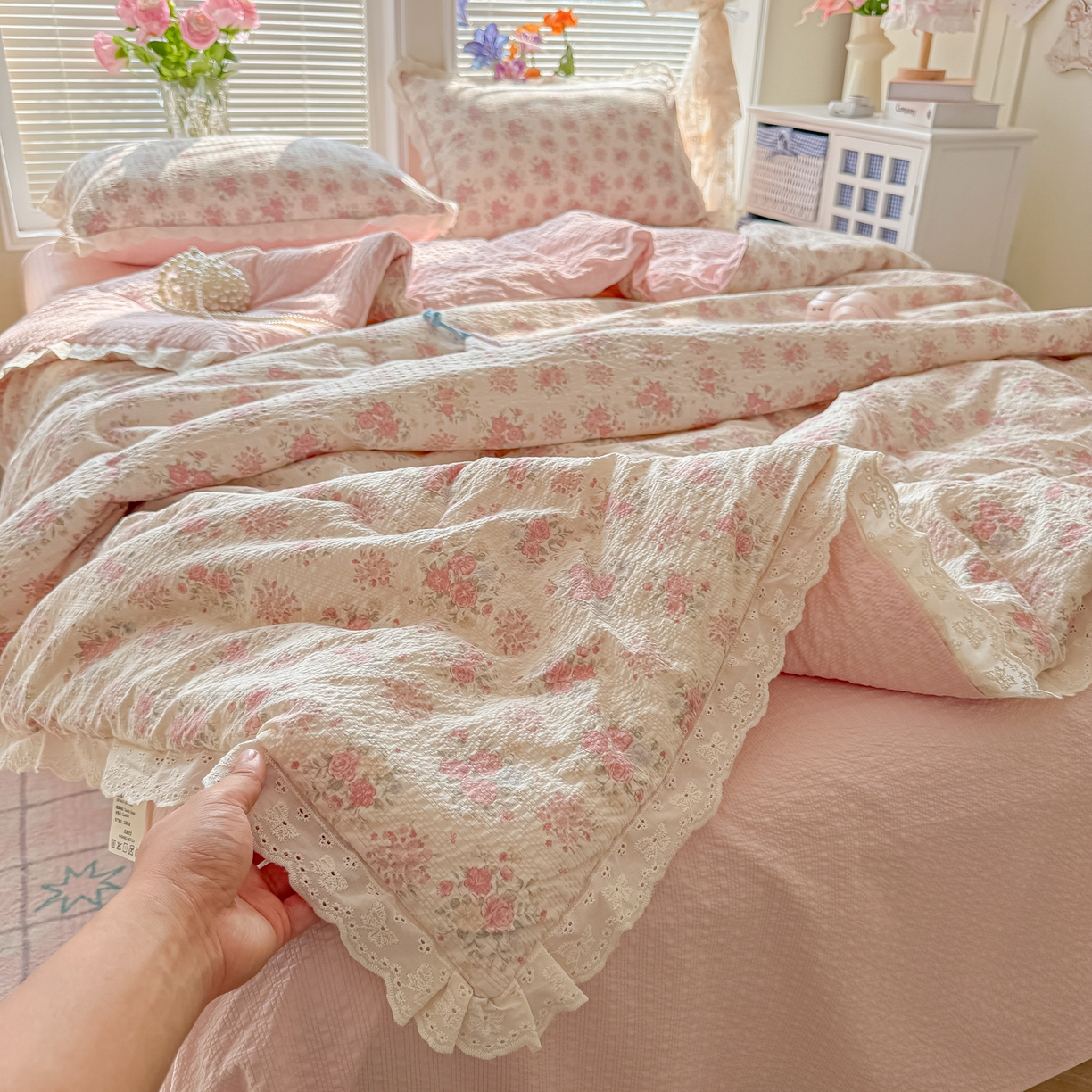 91家纺网 家纺一手货源 找家纺 玉海棠家纺 2026新款泡芙纱全棉纯棉蕾丝花边夏被-花笺系列（软乎乎的质感，治愈所有疲惫） 花笺-日光漫游