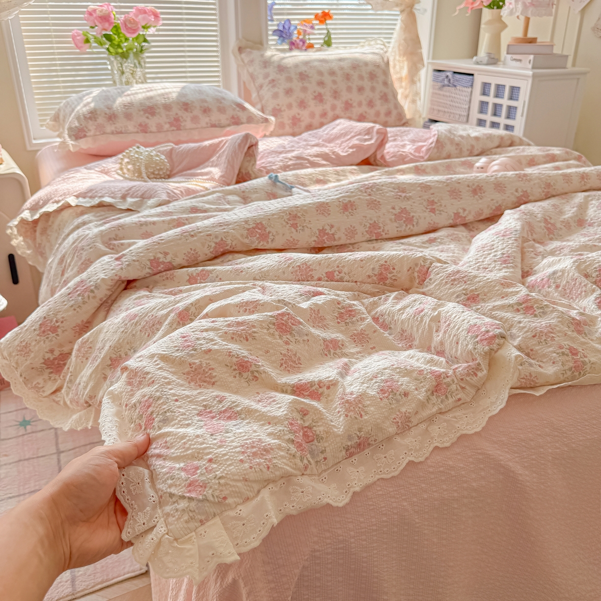 91家纺网 家纺一手货源 找家纺 玉海棠家纺 2026新款泡芙纱全棉纯棉蕾丝花边夏被-花笺系列（软乎乎的质感，治愈所有疲惫） 花笺-日光漫游