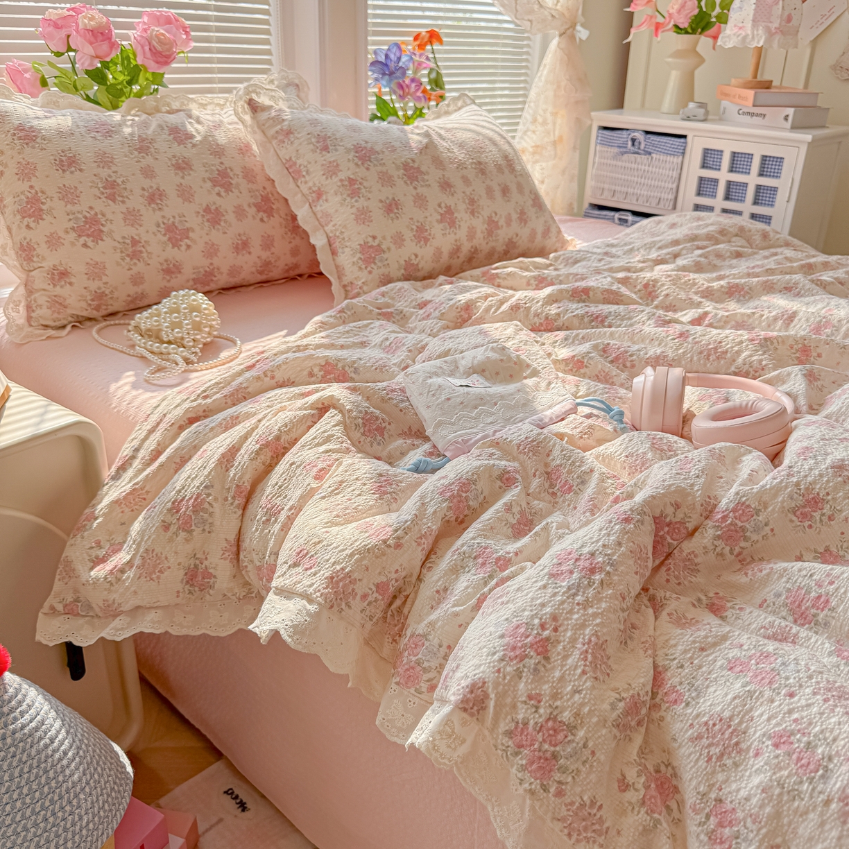 91家纺网 家纺一手货源 找家纺 玉海棠家纺 2026新款泡芙纱全棉纯棉蕾丝花边夏被-花笺系列（软乎乎的质感，治愈所有疲惫） 花笺-日光漫游