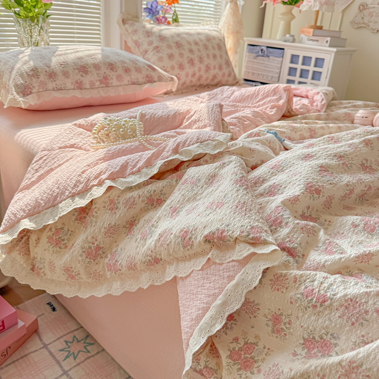 91家纺网 家纺一手货源 找家纺 玉海棠家纺 2026新款泡芙纱全棉纯棉蕾丝花边夏被-花笺系列（软乎乎的质感，治愈所有疲惫） 花笺-日光漫游