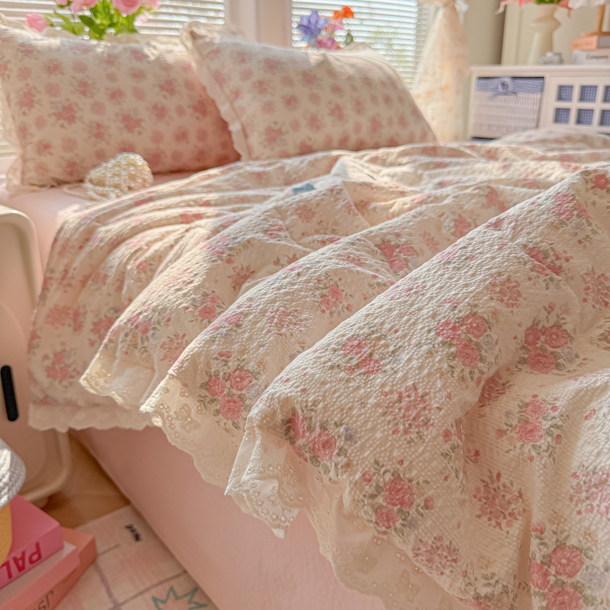 91家纺网 家纺一手货源 找家纺 玉海棠家纺 2026新款泡芙纱全棉纯棉蕾丝花边夏被-花笺系列（软乎乎的质感，治愈所有疲惫） 花笺-日光漫游