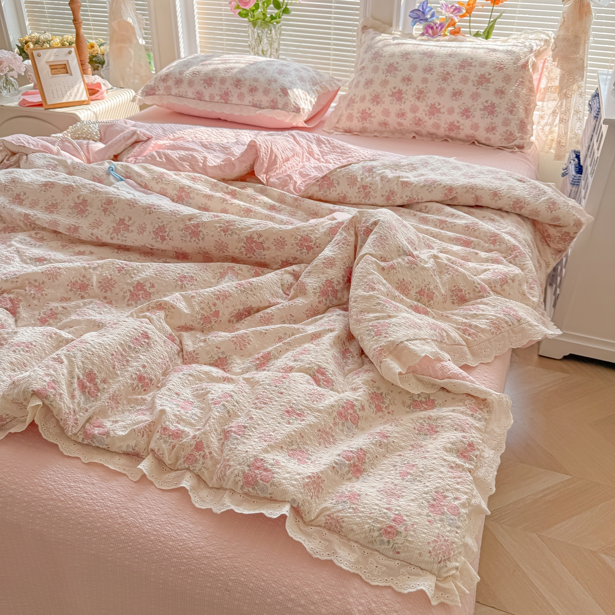 91家纺网 家纺一手货源 找家纺 玉海棠家纺 2026新款泡芙纱全棉纯棉蕾丝花边夏被-花笺系列（软乎乎的质感，治愈所有疲惫） 花笺-日光漫游