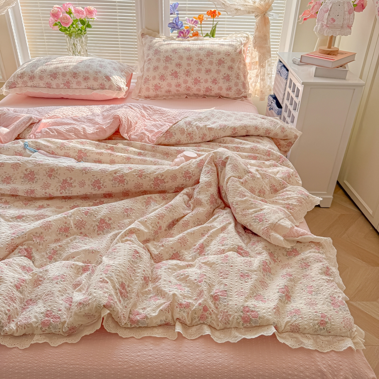 91家纺网 家纺一手货源 找家纺 玉海棠家纺 2026新款泡芙纱全棉纯棉蕾丝花边夏被-花笺系列（软乎乎的质感，治愈所有疲惫） 花笺-日光漫游