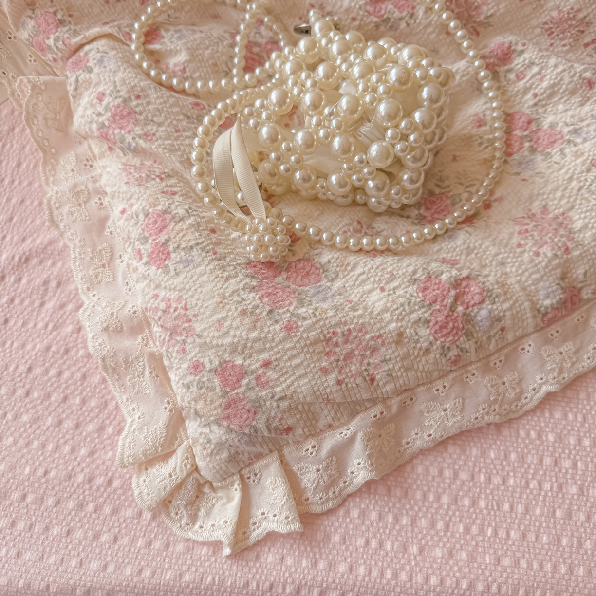 91家纺网 家纺一手货源 找家纺 玉海棠家纺 2026新款泡芙纱全棉纯棉蕾丝花边夏被-花笺系列（软乎乎的质感，治愈所有疲惫） 花笺-日光漫游