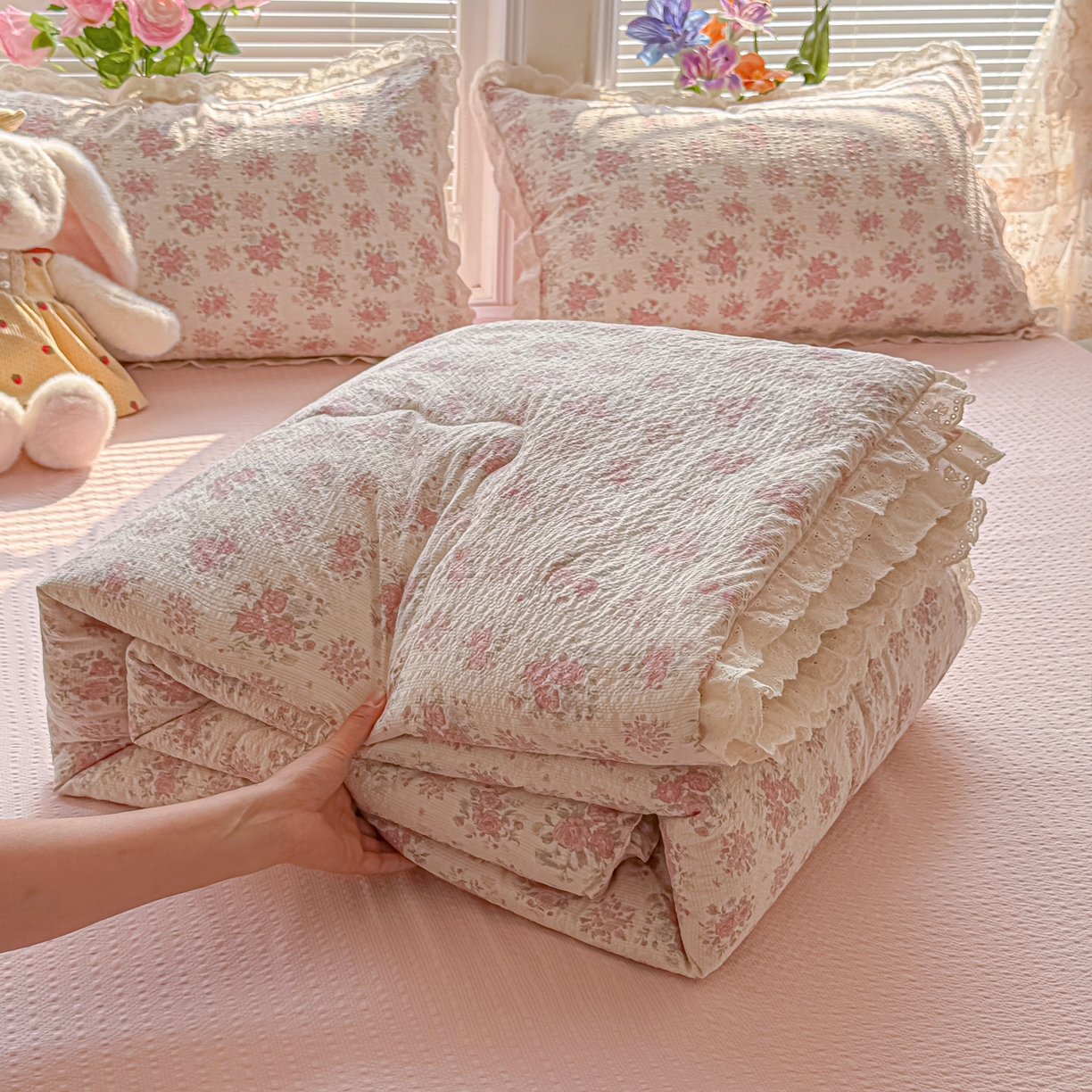 91家纺网 家纺一手货源 找家纺 玉海棠家纺 2026新款泡芙纱全棉纯棉蕾丝花边夏被-花笺系列（软乎乎的质感，治愈所有疲惫） 花笺-日光漫游