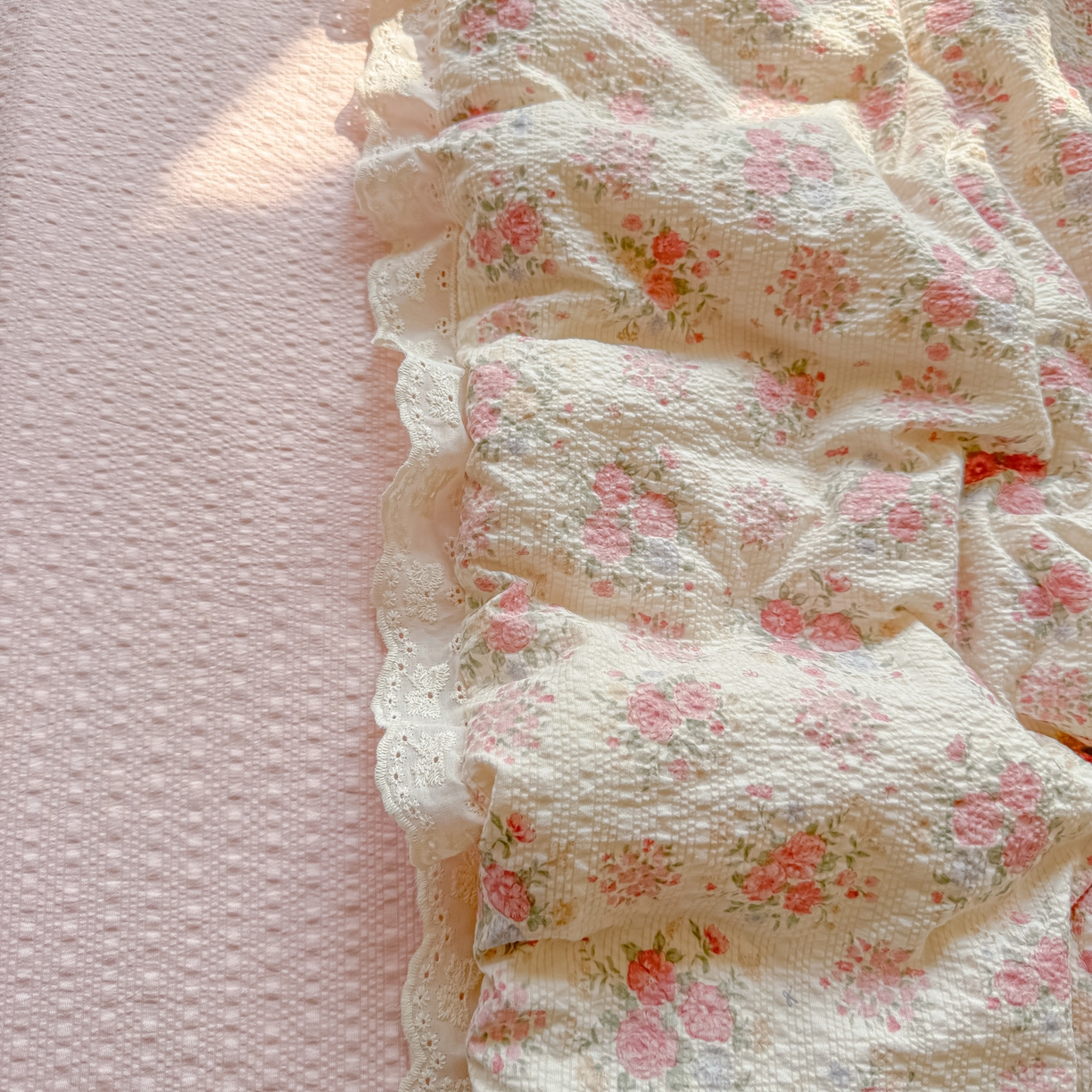 91家纺网 家纺一手货源 找家纺 玉海棠家纺 2026新款泡芙纱全棉纯棉蕾丝花边夏被-花笺系列（软乎乎的质感，治愈所有疲惫） 花笺-日光漫游