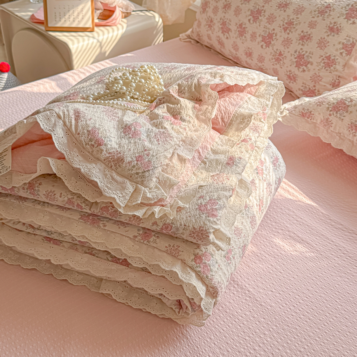 91家纺网 家纺一手货源 找家纺 玉海棠家纺 2026新款泡芙纱全棉纯棉蕾丝花边夏被-花笺系列（软乎乎的质感，治愈所有疲惫） 花笺-日光漫游