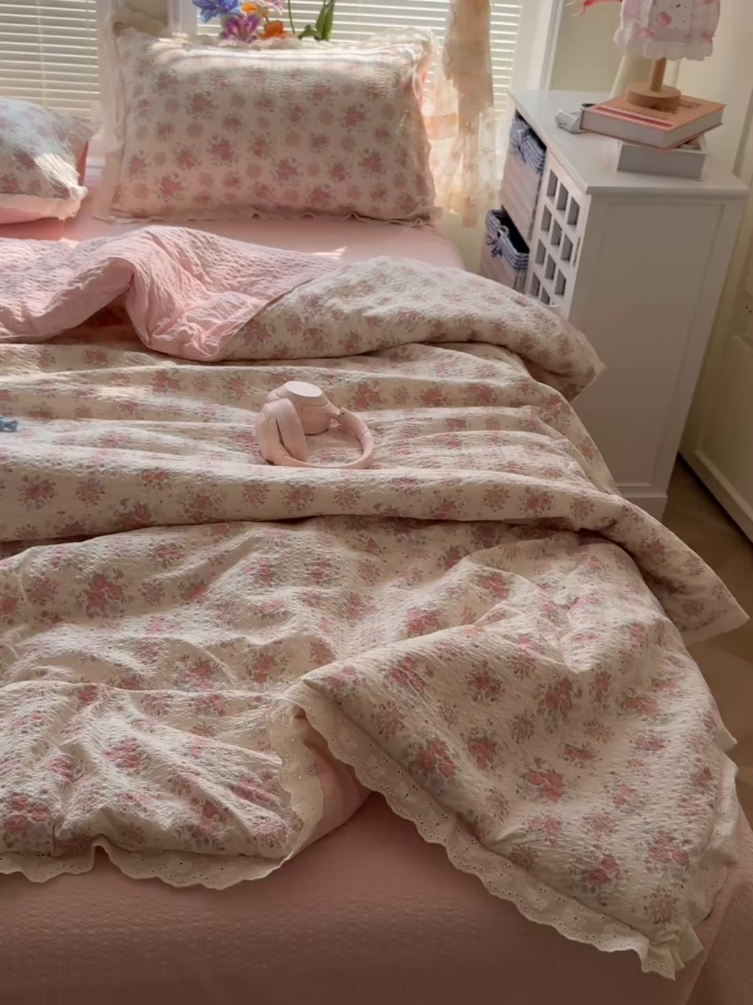 91家纺网 家纺一手货源 找家纺 玉海棠家纺 2026新款泡芙纱全棉纯棉蕾丝花边夏被-花笺系列（软乎乎的质感，治愈所有疲惫） 花笺-日光漫游