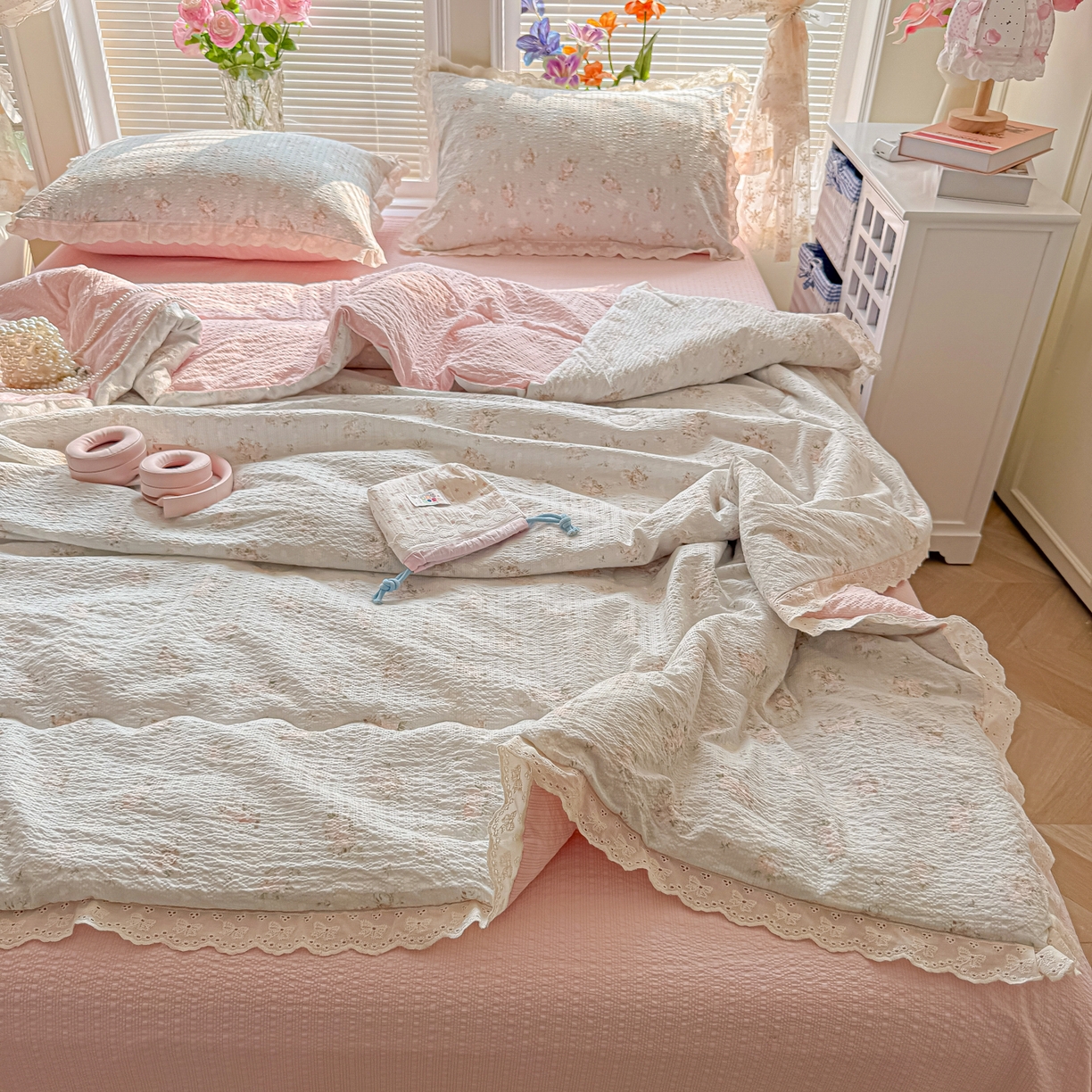 91家纺网 家纺一手货源 找家纺 玉海棠家纺 2026新款泡芙纱全棉纯棉蕾丝花边夏被-花笺系列（软乎乎的质感，治愈所有疲惫） 花笺-柔诗意