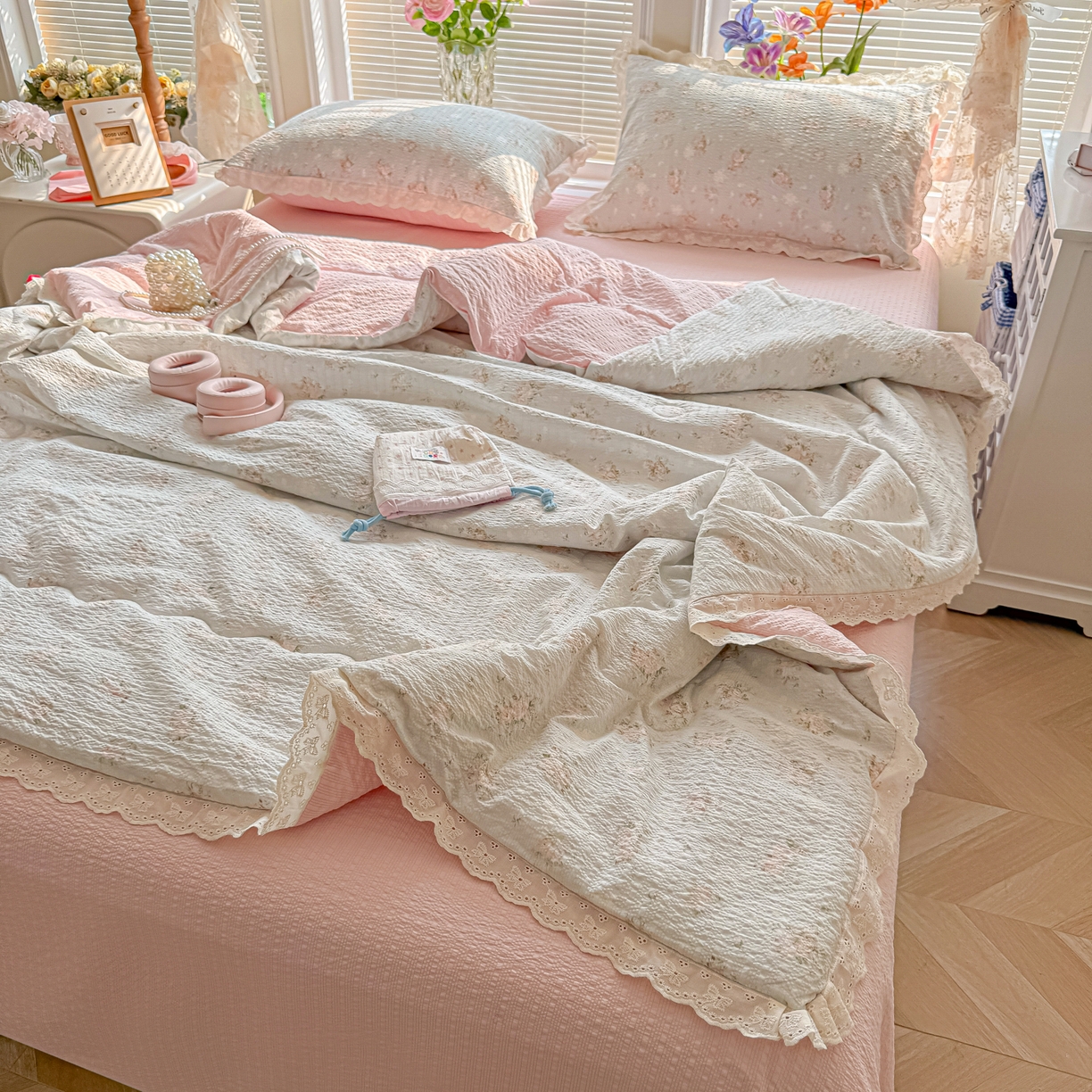 91家纺网 家纺一手货源 找家纺 玉海棠家纺 2026新款泡芙纱全棉纯棉蕾丝花边夏被-花笺系列（软乎乎的质感，治愈所有疲惫） 花笺-柔诗意