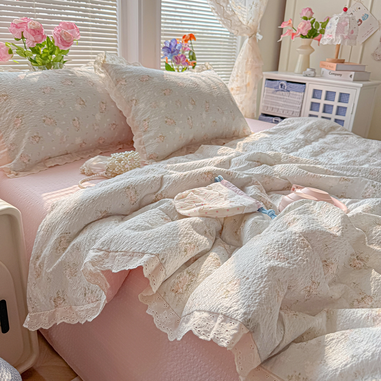 91家纺网 家纺一手货源 找家纺 玉海棠家纺 2026新款泡芙纱全棉纯棉蕾丝花边夏被-花笺系列（软乎乎的质感，治愈所有疲惫） 花笺-柔诗意