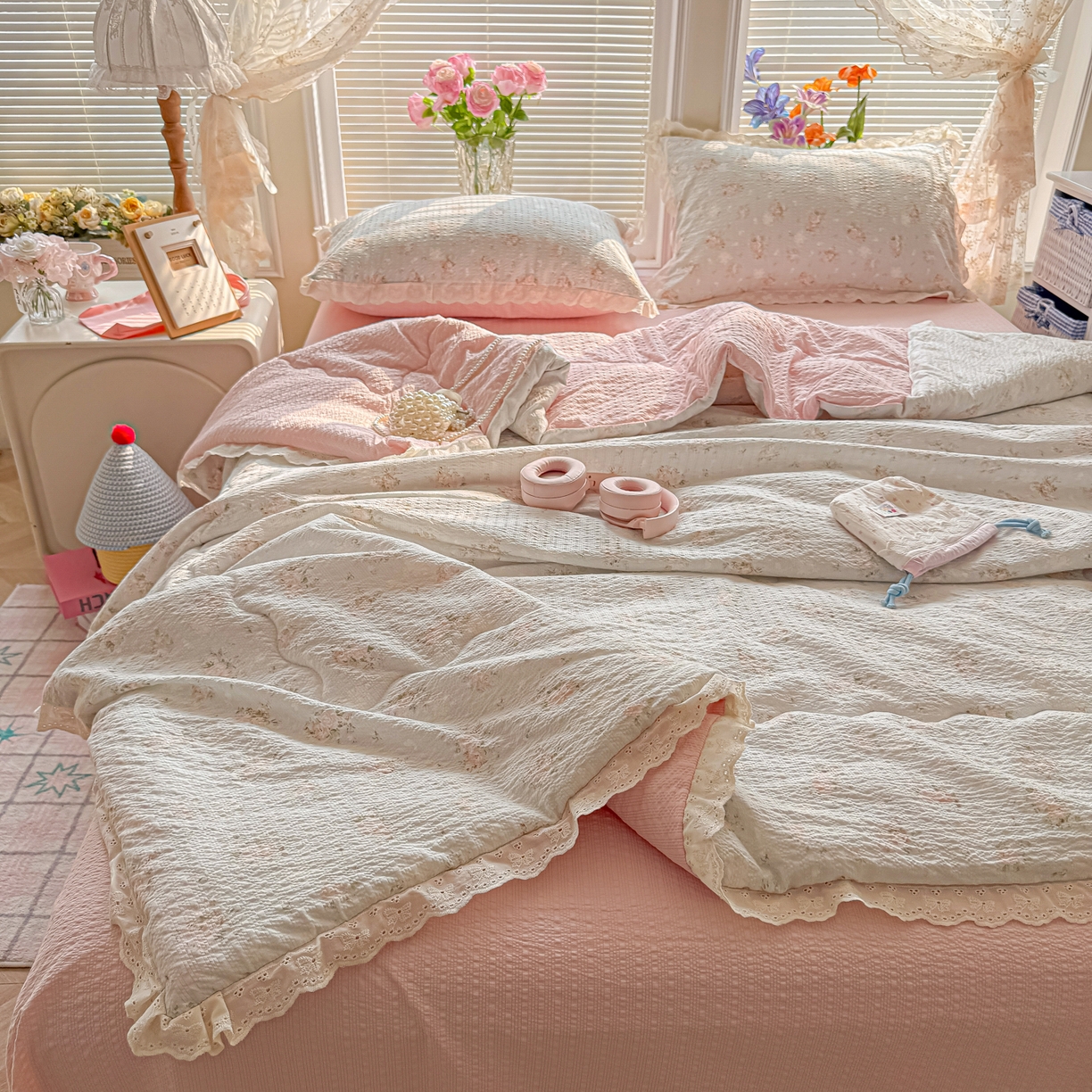 91家纺网 家纺一手货源 找家纺 玉海棠家纺 2026新款泡芙纱全棉纯棉蕾丝花边夏被-花笺系列（软乎乎的质感，治愈所有疲惫） 花笺-柔诗意