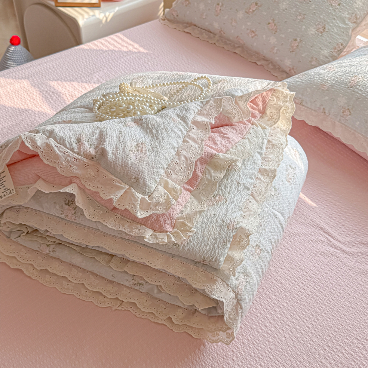 91家纺网 家纺一手货源 找家纺 玉海棠家纺 2026新款泡芙纱全棉纯棉蕾丝花边夏被-花笺系列（软乎乎的质感，治愈所有疲惫） 花笺-柔诗意