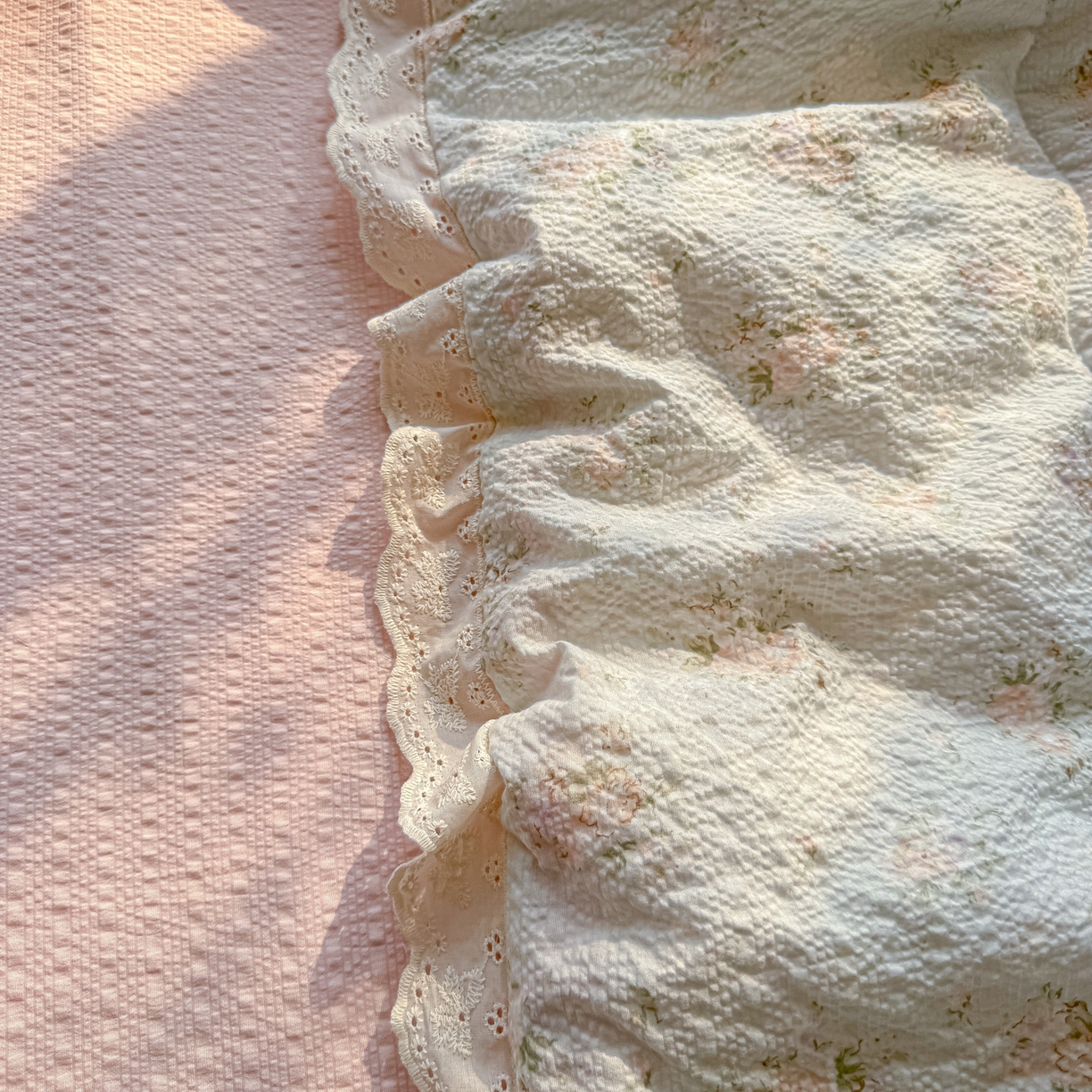 91家纺网 家纺一手货源 找家纺 玉海棠家纺 2026新款泡芙纱全棉纯棉蕾丝花边夏被-花笺系列（软乎乎的质感，治愈所有疲惫） 花笺-柔诗意