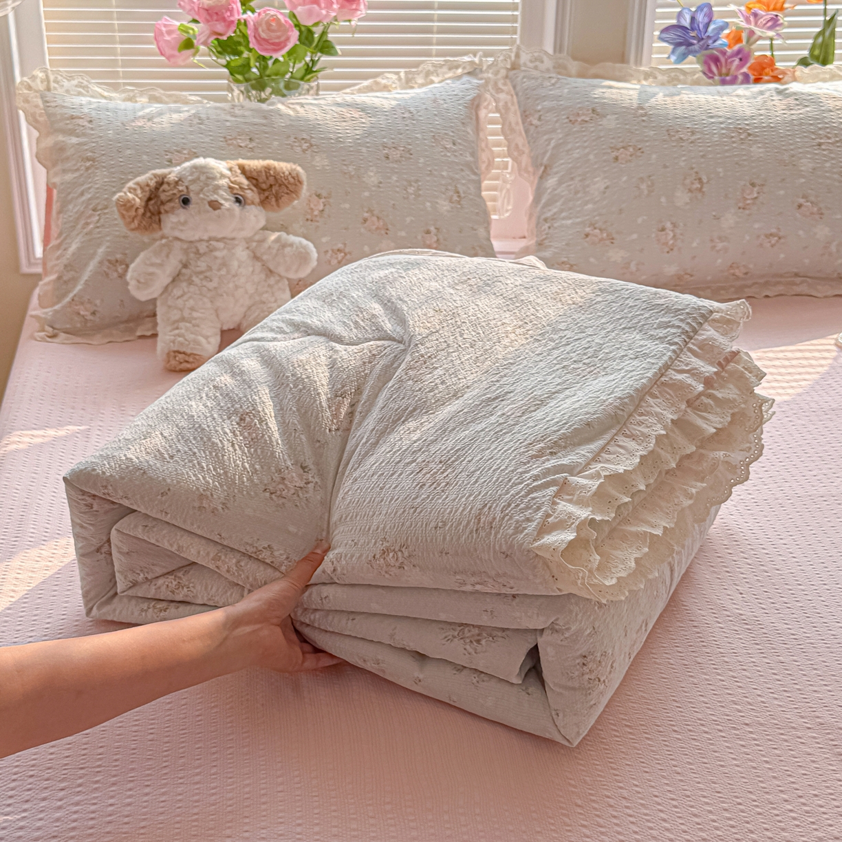 91家纺网 家纺一手货源 找家纺 玉海棠家纺 2026新款泡芙纱全棉纯棉蕾丝花边夏被-花笺系列（软乎乎的质感，治愈所有疲惫） 花笺-柔诗意