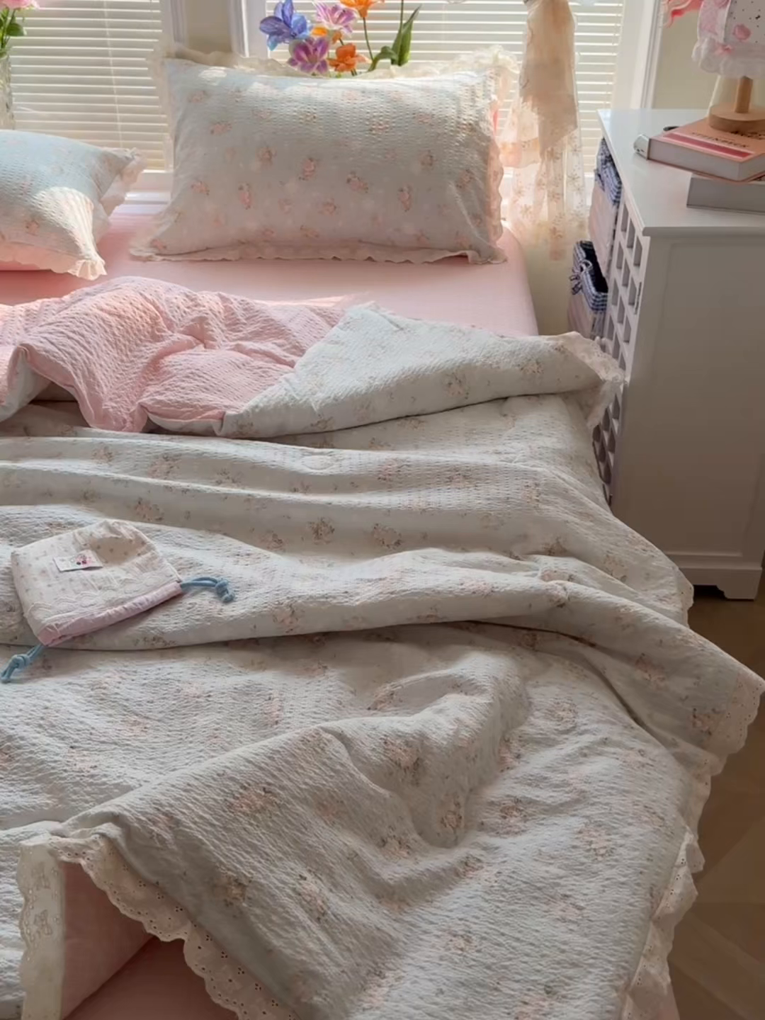 91家纺网 家纺一手货源 找家纺 玉海棠家纺 2026新款泡芙纱全棉纯棉蕾丝花边夏被-花笺系列（软乎乎的质感，治愈所有疲惫） 花笺-柔诗意