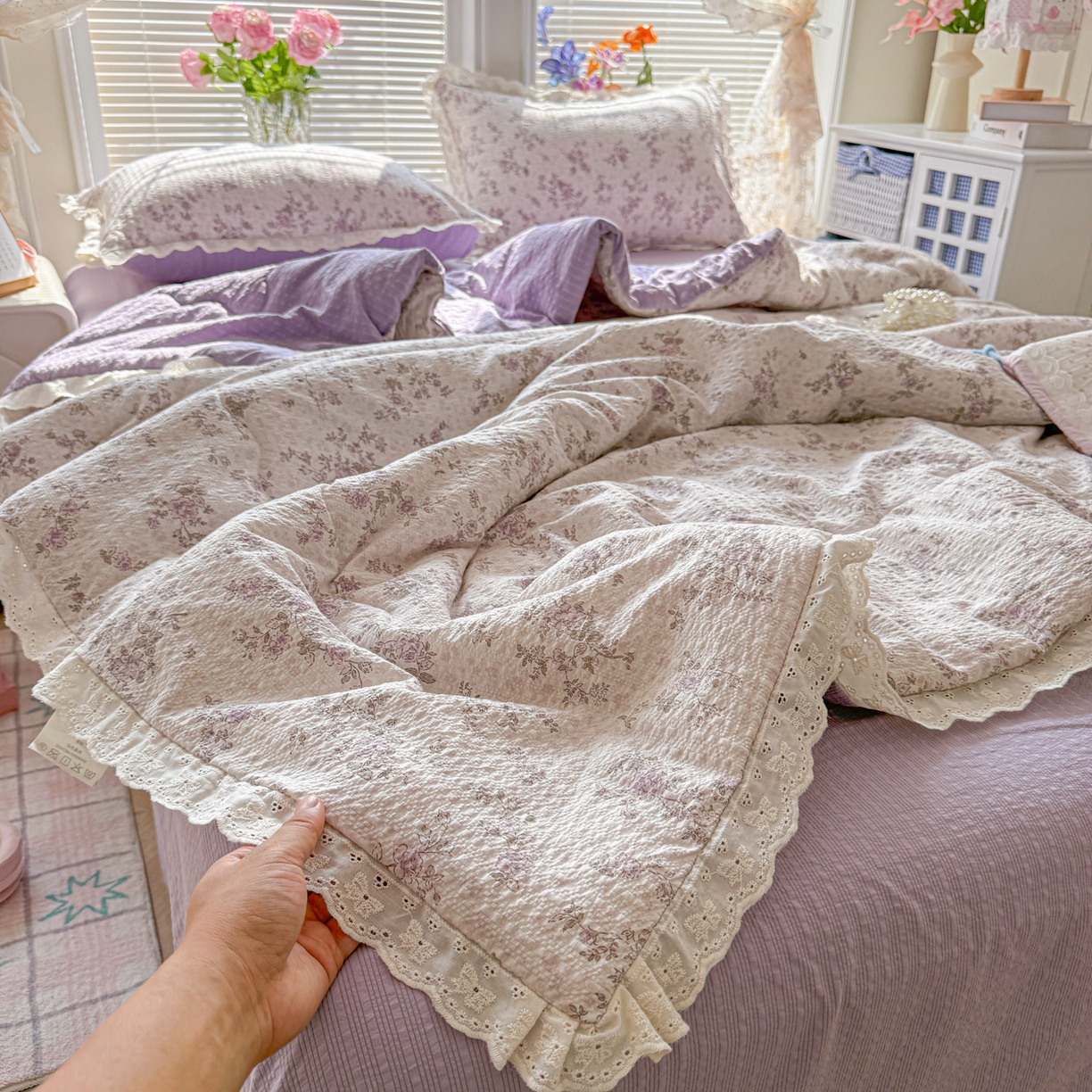 91家纺网 家纺一手货源 找家纺 玉海棠家纺 2026新款泡芙纱全棉纯棉蕾丝花边夏被-花笺系列（软乎乎的质感，治愈所有疲惫） 花笺-柔紫碎花屿
