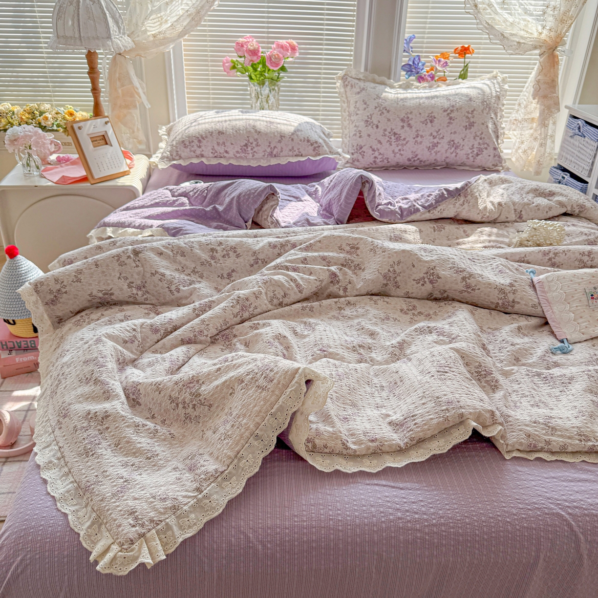 91家纺网 家纺一手货源 找家纺 玉海棠家纺 2026新款泡芙纱全棉纯棉蕾丝花边夏被-花笺系列（软乎乎的质感，治愈所有疲惫） 花笺-柔紫碎花屿