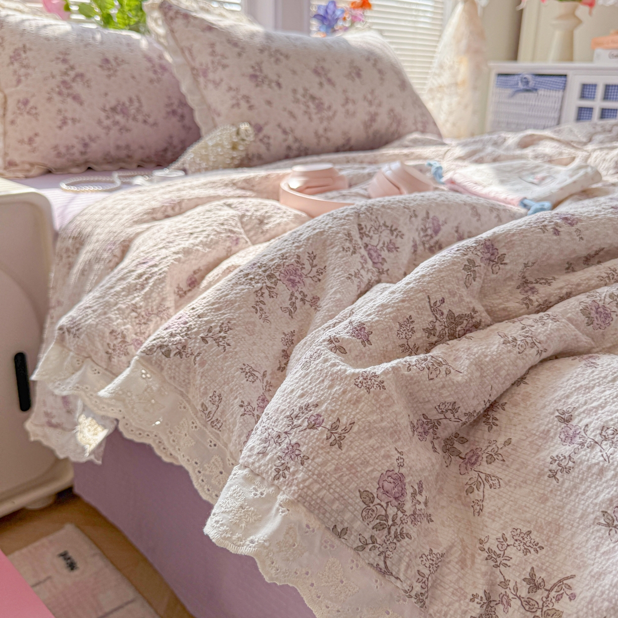 91家纺网 家纺一手货源 找家纺 玉海棠家纺 2026新款泡芙纱全棉纯棉蕾丝花边夏被-花笺系列（软乎乎的质感，治愈所有疲惫） 花笺-柔紫碎花屿