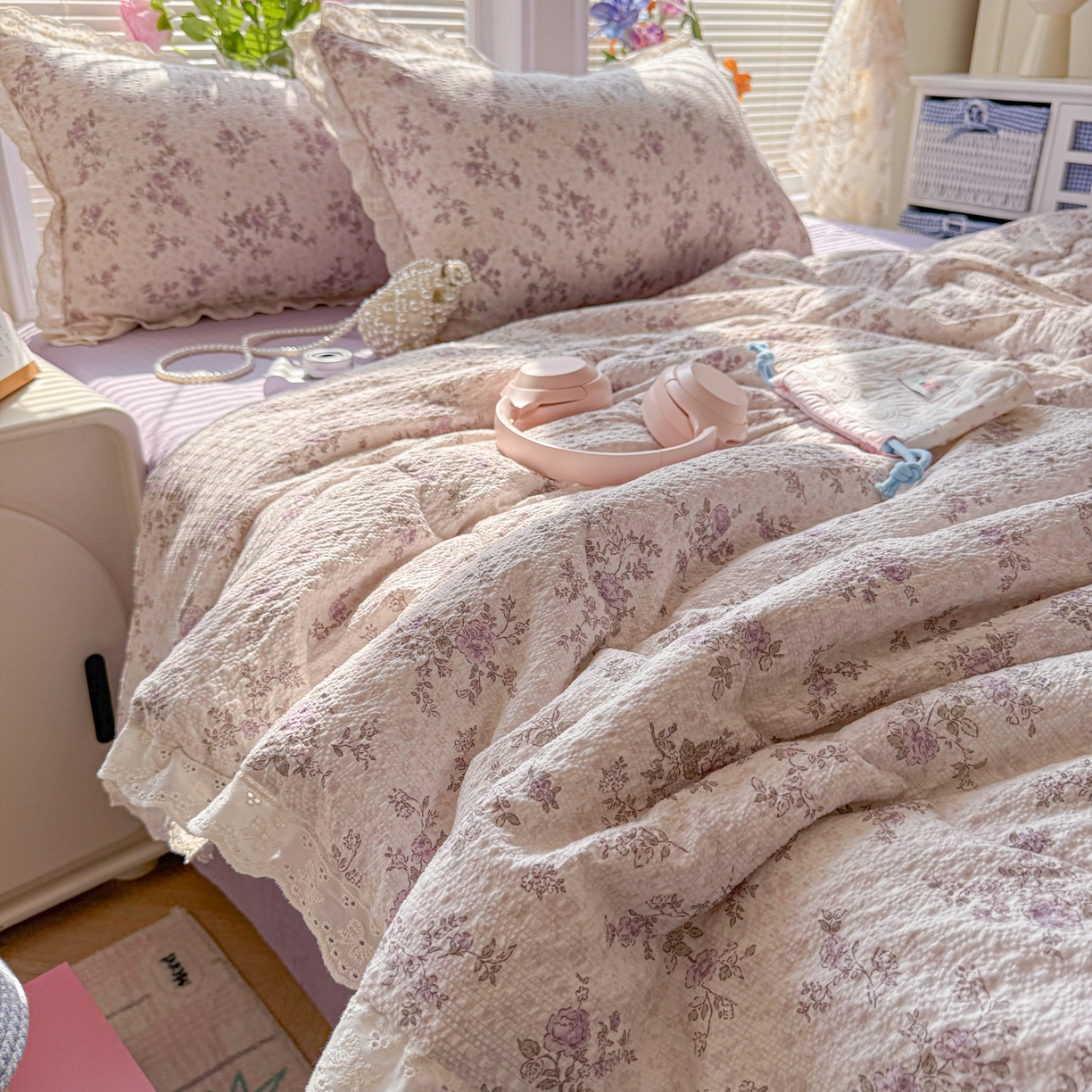 91家纺网 家纺一手货源 找家纺 玉海棠家纺 2026新款泡芙纱全棉纯棉蕾丝花边夏被-花笺系列（软乎乎的质感，治愈所有疲惫） 花笺-柔紫碎花屿