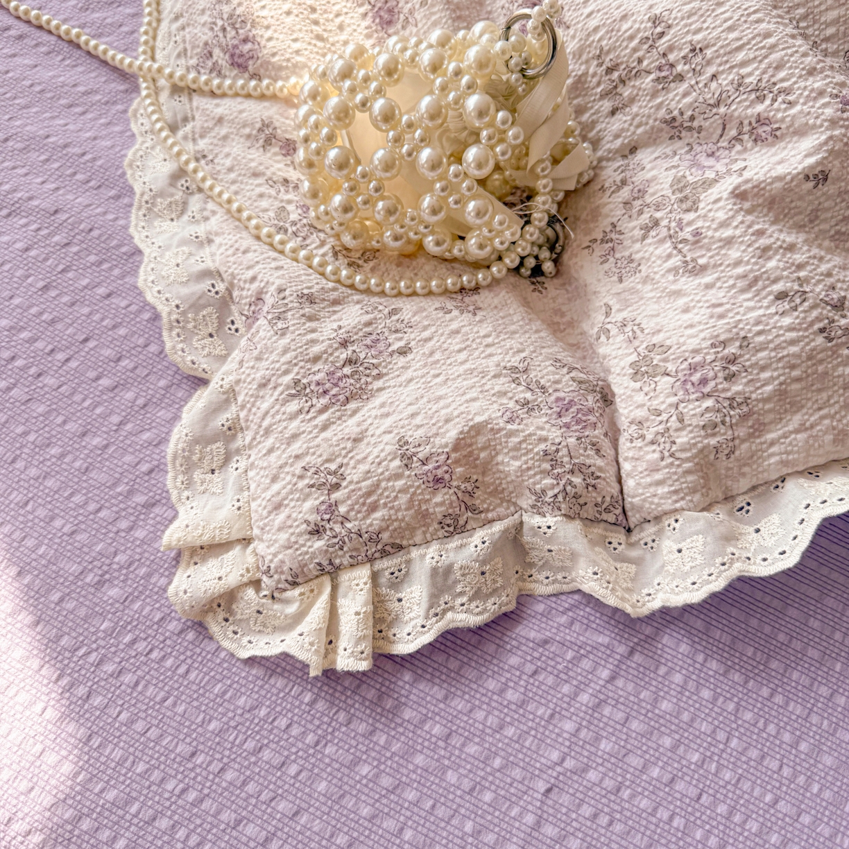 91家纺网 家纺一手货源 找家纺 玉海棠家纺 2026新款泡芙纱全棉纯棉蕾丝花边夏被-花笺系列（软乎乎的质感，治愈所有疲惫） 花笺-柔紫碎花屿