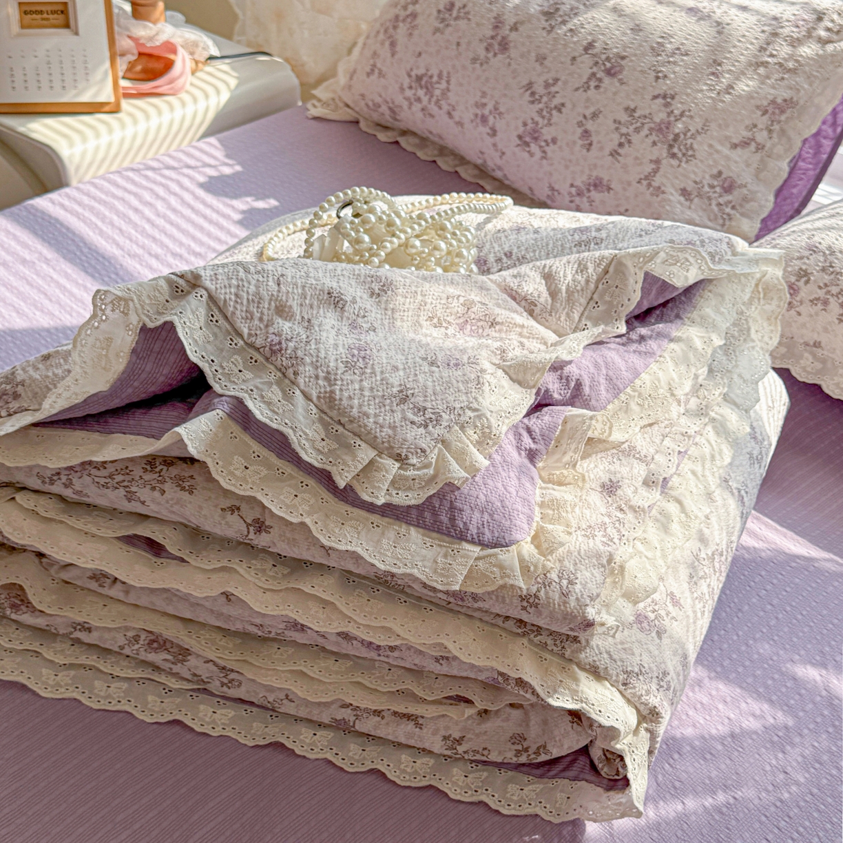 91家纺网 家纺一手货源 找家纺 玉海棠家纺 2026新款泡芙纱全棉纯棉蕾丝花边夏被-花笺系列（软乎乎的质感，治愈所有疲惫） 花笺-柔紫碎花屿