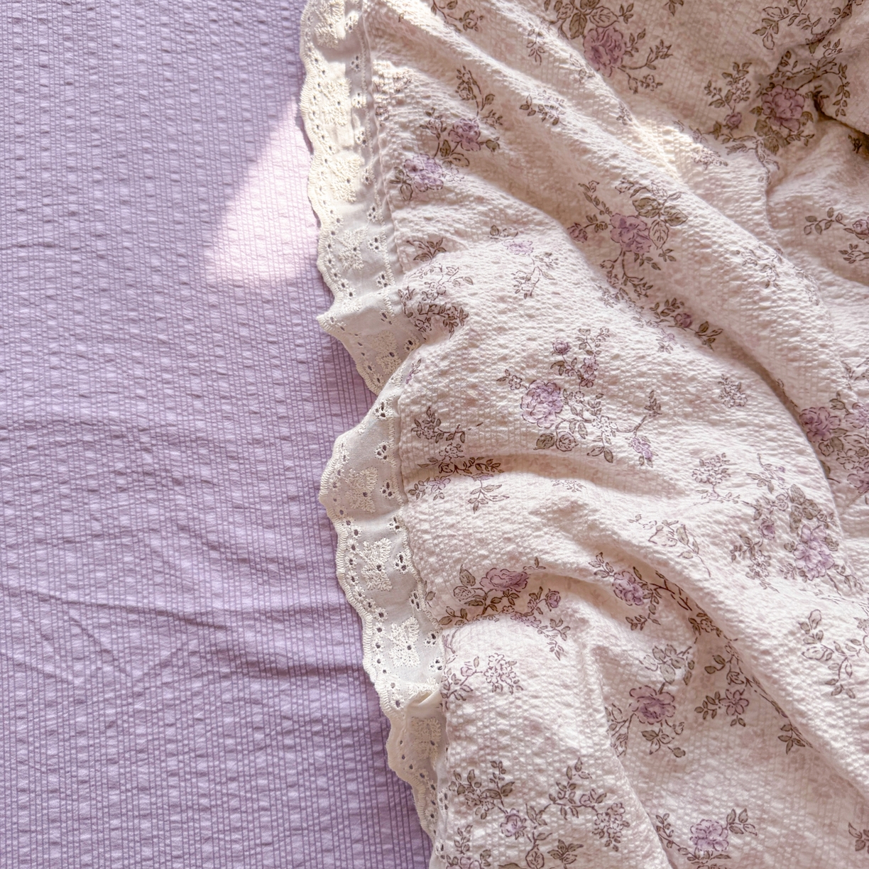91家纺网 家纺一手货源 找家纺 玉海棠家纺 2026新款泡芙纱全棉纯棉蕾丝花边夏被-花笺系列（软乎乎的质感，治愈所有疲惫） 花笺-柔紫碎花屿