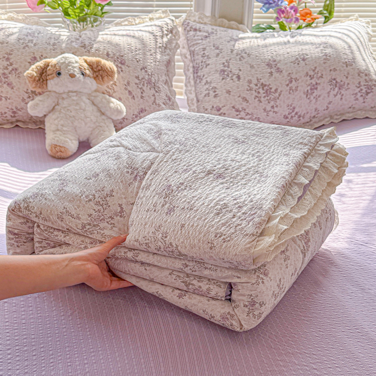 91家纺网 家纺一手货源 找家纺 玉海棠家纺 2026新款泡芙纱全棉纯棉蕾丝花边夏被-花笺系列（软乎乎的质感，治愈所有疲惫） 花笺-柔紫碎花屿