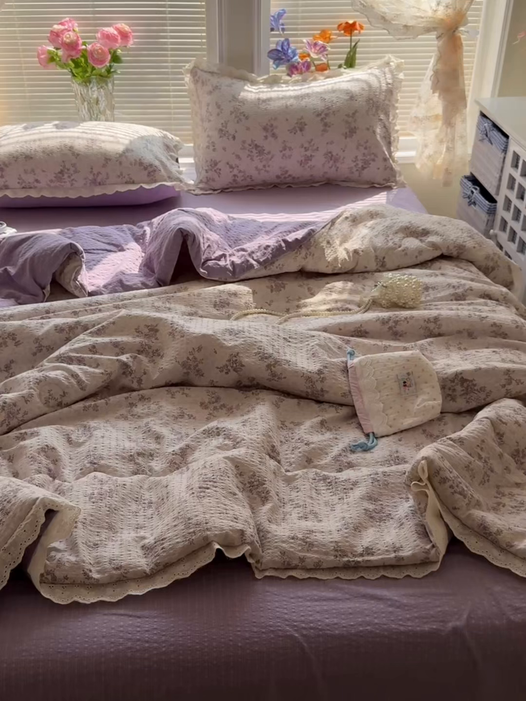 91家纺网 家纺一手货源 找家纺 玉海棠家纺 2026新款泡芙纱全棉纯棉蕾丝花边夏被-花笺系列（软乎乎的质感，治愈所有疲惫） 花笺-柔紫碎花屿