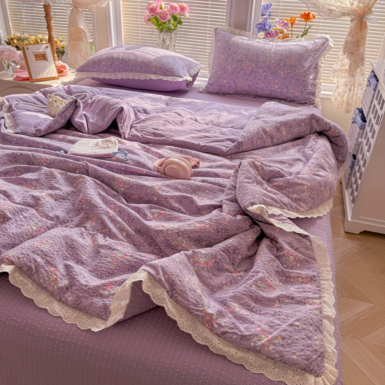 91家纺网 家纺一手货源 找家纺 玉海棠家纺 2026新款泡芙纱全棉纯棉蕾丝花边夏被-花笺系列（软乎乎的质感，治愈所有疲惫） 花笺-松间茶事