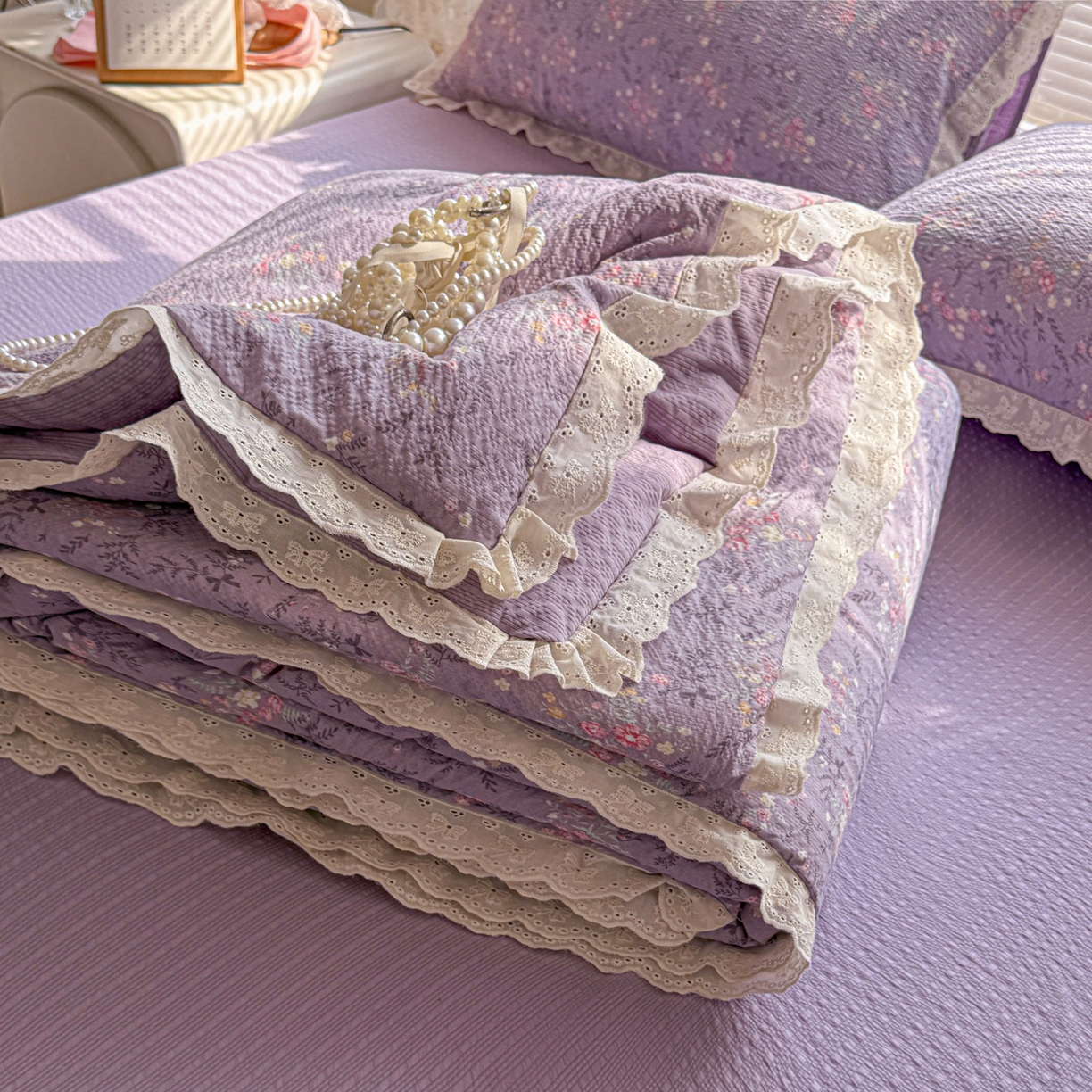 91家纺网 家纺一手货源 找家纺 玉海棠家纺 2026新款泡芙纱全棉纯棉蕾丝花边夏被-花笺系列（软乎乎的质感，治愈所有疲惫） 花笺-松间茶事