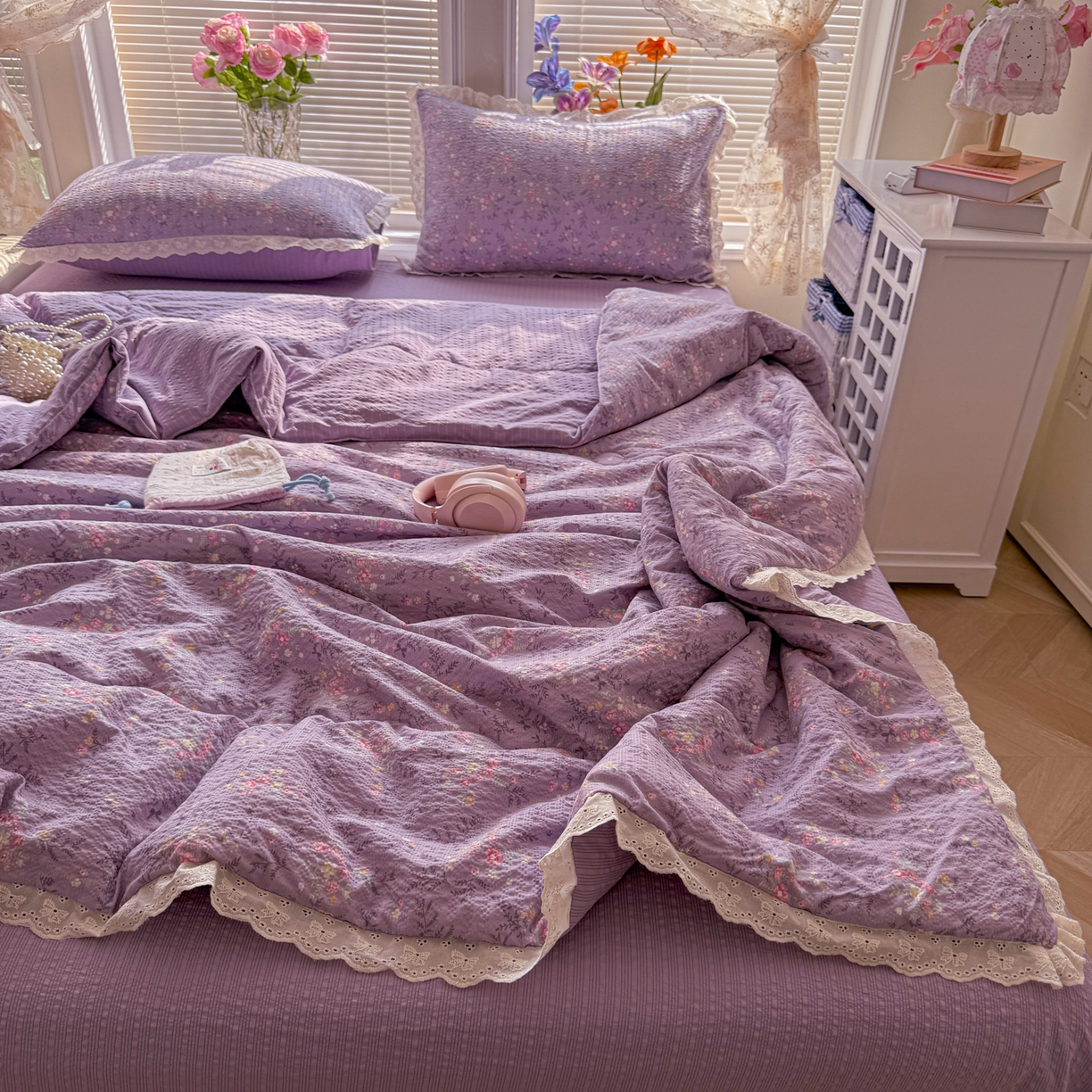 91家纺网 家纺一手货源 找家纺 玉海棠家纺 2026新款泡芙纱全棉纯棉蕾丝花边夏被-花笺系列（软乎乎的质感，治愈所有疲惫） 花笺-松间茶事