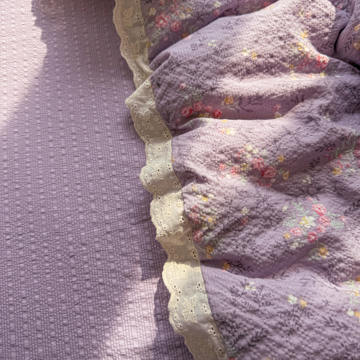 91家纺网 家纺一手货源 找家纺 玉海棠家纺 2026新款泡芙纱全棉纯棉蕾丝花边夏被-花笺系列（软乎乎的质感，治愈所有疲惫） 花笺-松间茶事