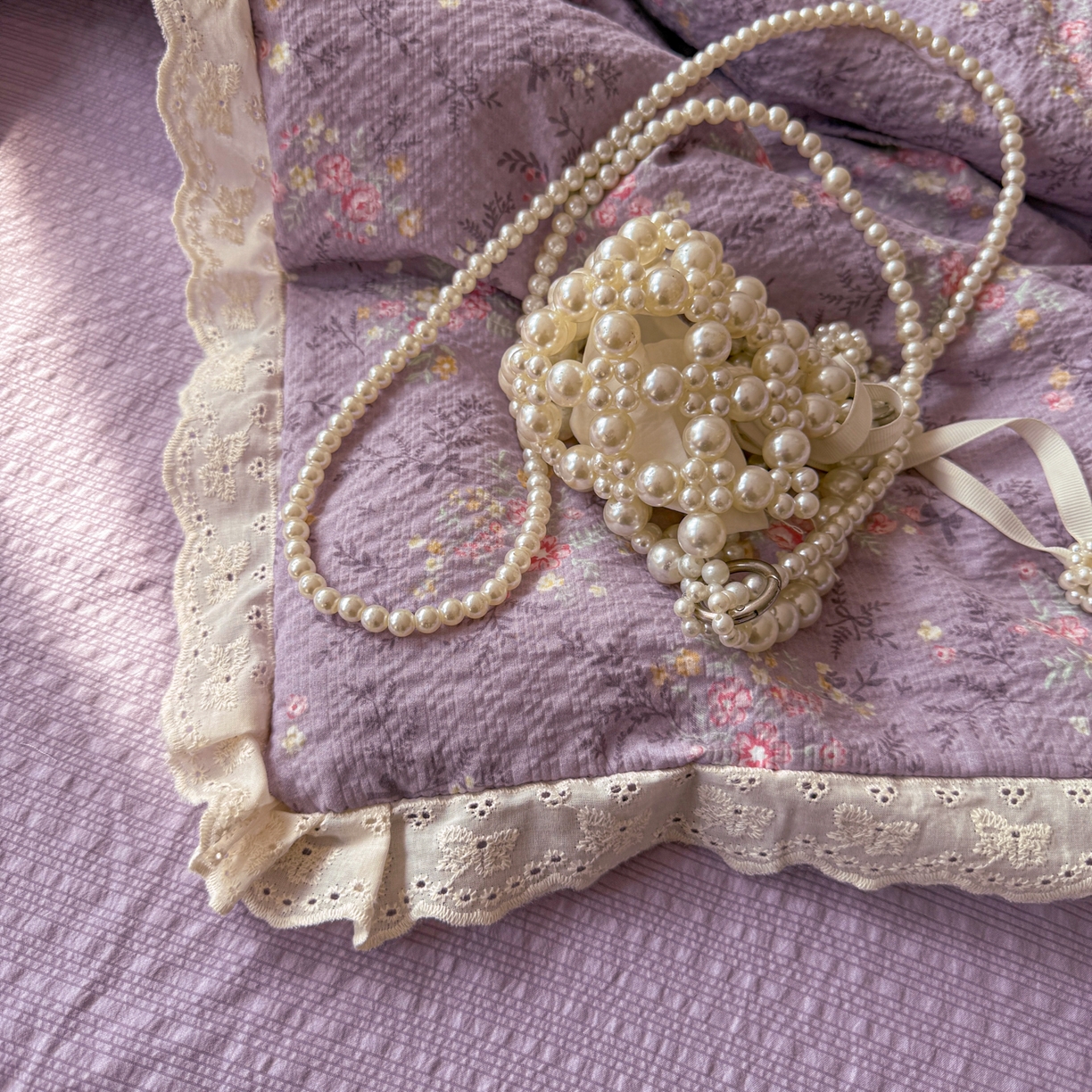 91家纺网 家纺一手货源 找家纺 玉海棠家纺 2026新款泡芙纱全棉纯棉蕾丝花边夏被-花笺系列（软乎乎的质感，治愈所有疲惫） 花笺-松间茶事