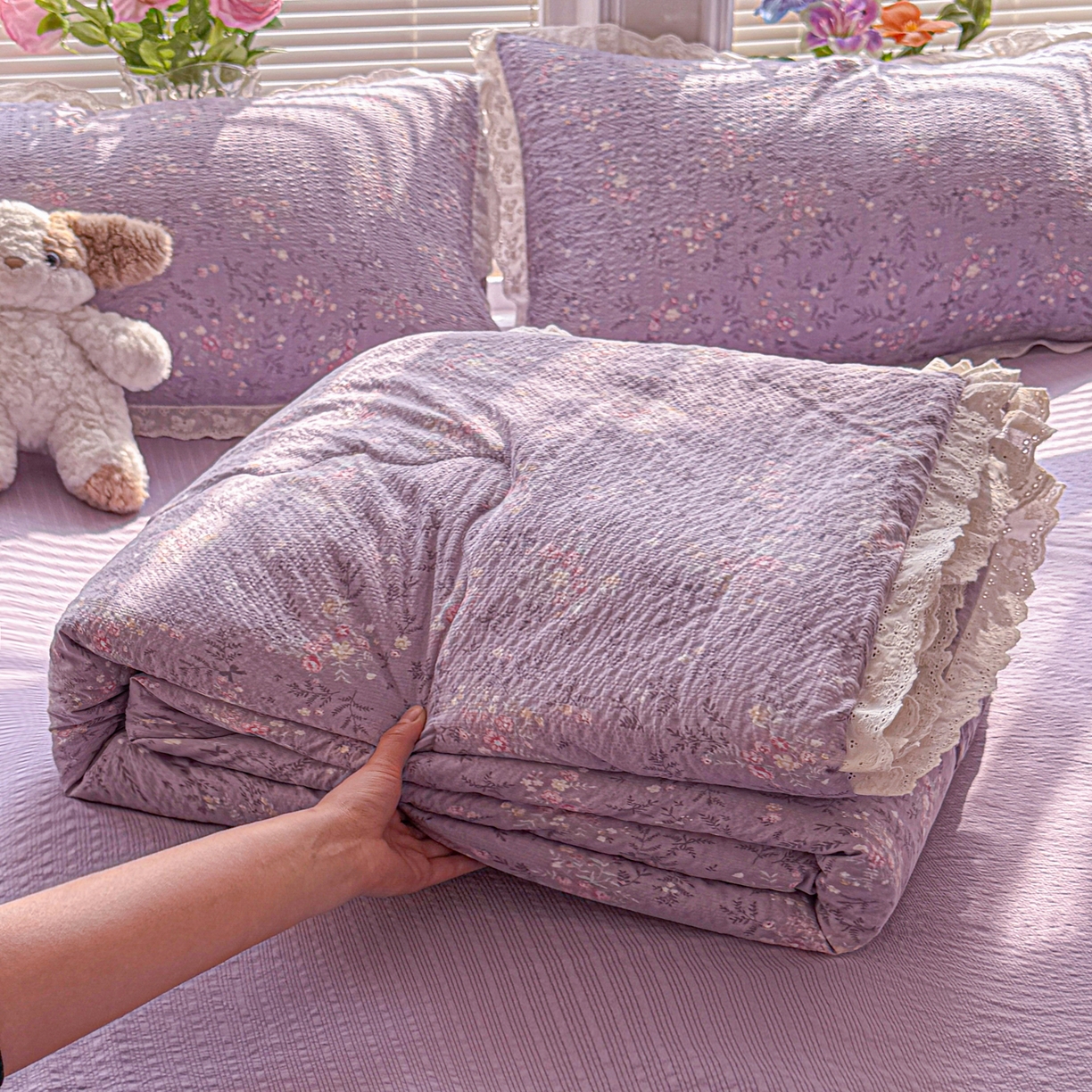 91家纺网 家纺一手货源 找家纺 玉海棠家纺 2026新款泡芙纱全棉纯棉蕾丝花边夏被-花笺系列（软乎乎的质感，治愈所有疲惫） 花笺-松间茶事