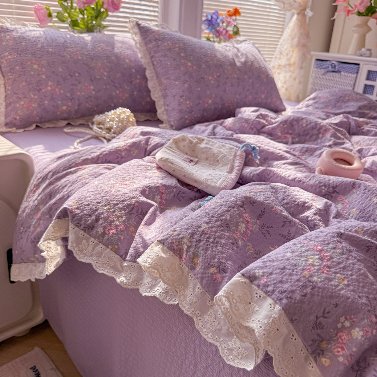 91家纺网 家纺一手货源 找家纺 玉海棠家纺 2026新款泡芙纱全棉纯棉蕾丝花边夏被-花笺系列（软乎乎的质感，治愈所有疲惫） 花笺-松间茶事