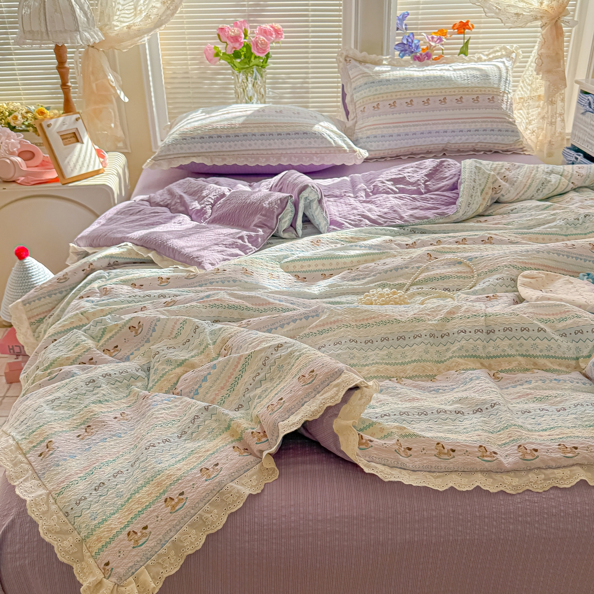 91家纺网 家纺一手货源 找家纺 玉海棠家纺 2026新款泡芙纱全棉纯棉蕾丝花边夏被-花笺系列（软乎乎的质感，治愈所有疲惫） 花笺-甜心木马卷