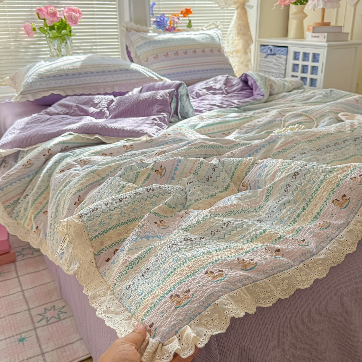 91家纺网 家纺一手货源 找家纺 玉海棠家纺 2026新款泡芙纱全棉纯棉蕾丝花边夏被-花笺系列（软乎乎的质感，治愈所有疲惫） 花笺-甜心木马卷