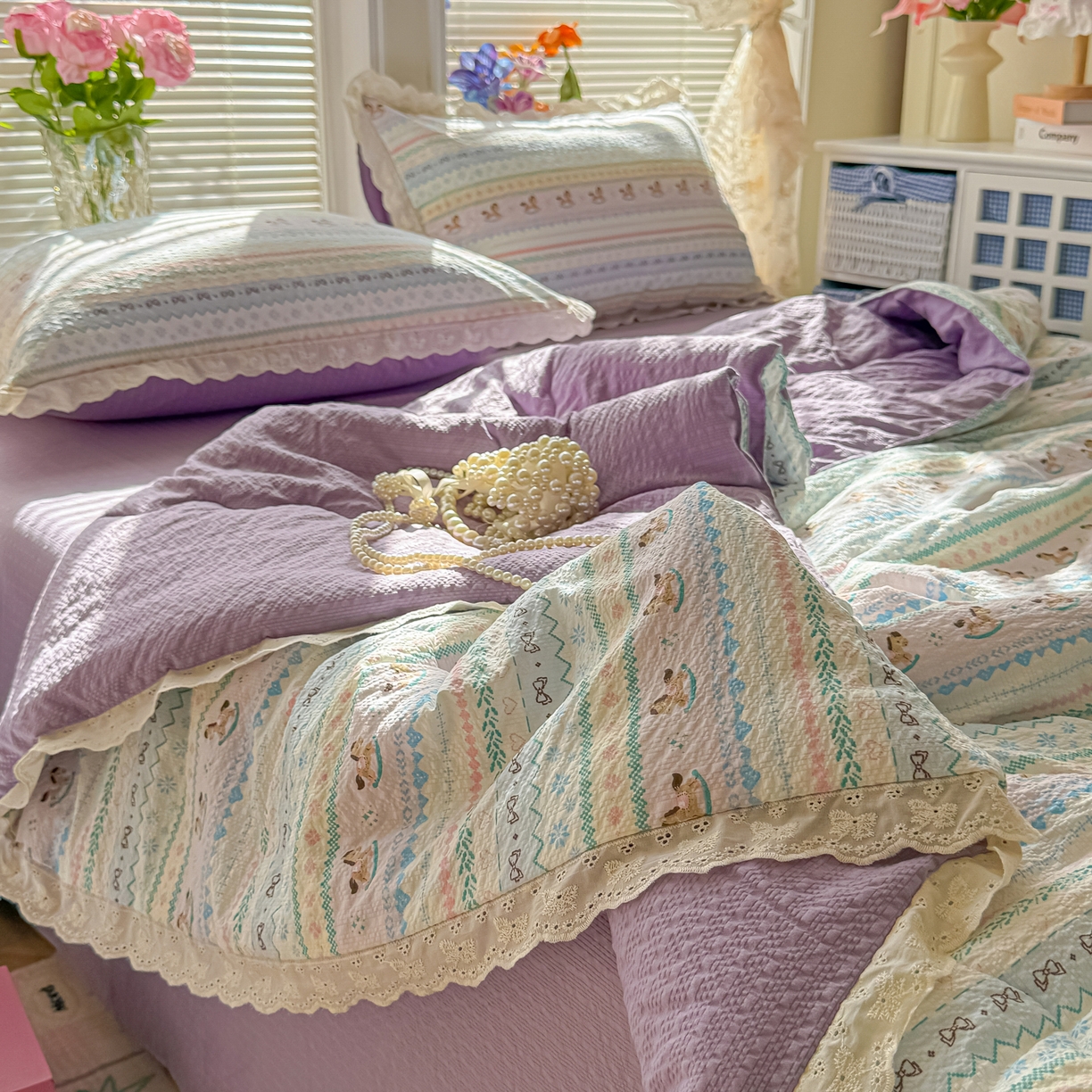 91家纺网 家纺一手货源 找家纺 玉海棠家纺 2026新款泡芙纱全棉纯棉蕾丝花边夏被-花笺系列（软乎乎的质感，治愈所有疲惫） 花笺-甜心木马卷