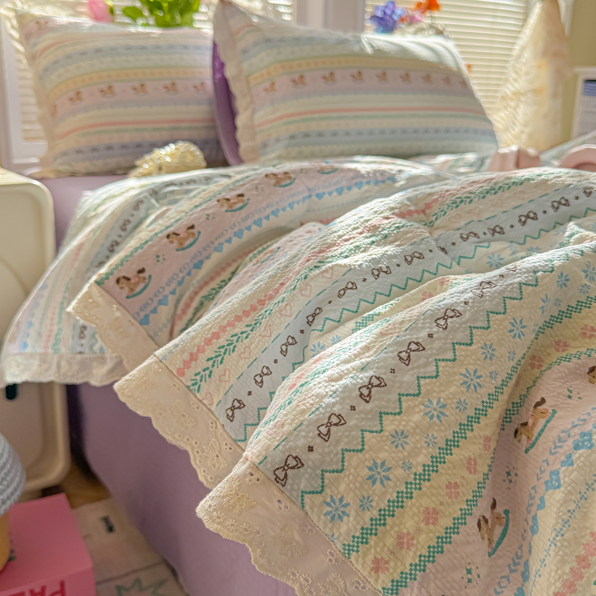 91家纺网 家纺一手货源 找家纺 玉海棠家纺 2026新款泡芙纱全棉纯棉蕾丝花边夏被-花笺系列（软乎乎的质感，治愈所有疲惫） 花笺-甜心木马卷