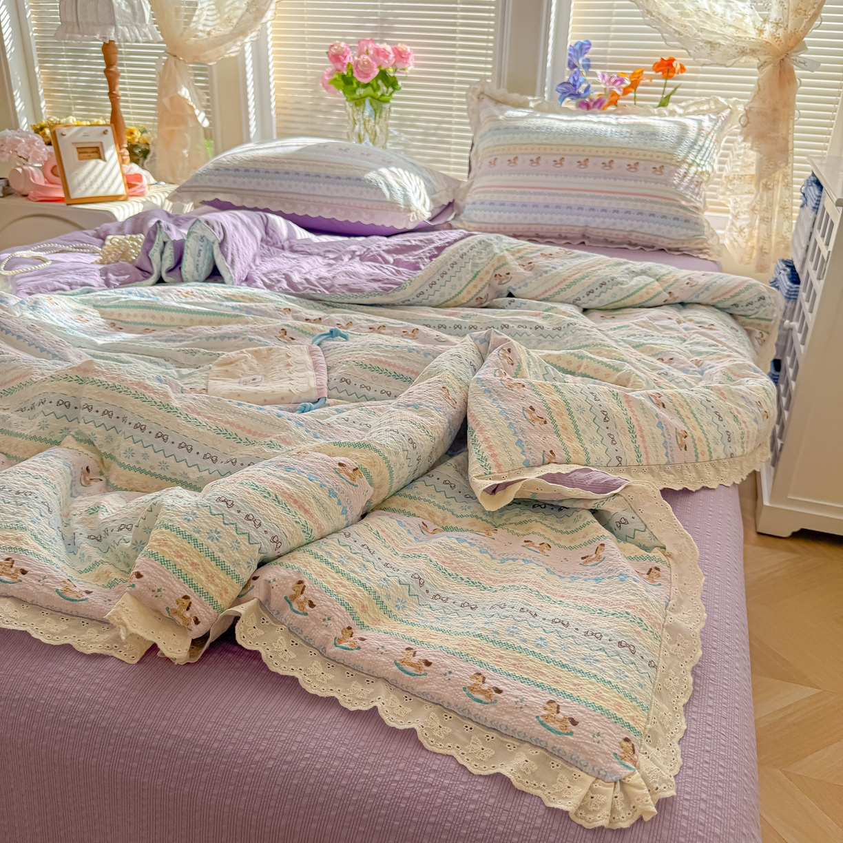 91家纺网 家纺一手货源 找家纺 玉海棠家纺 2026新款泡芙纱全棉纯棉蕾丝花边夏被-花笺系列（软乎乎的质感，治愈所有疲惫） 花笺-甜心木马卷