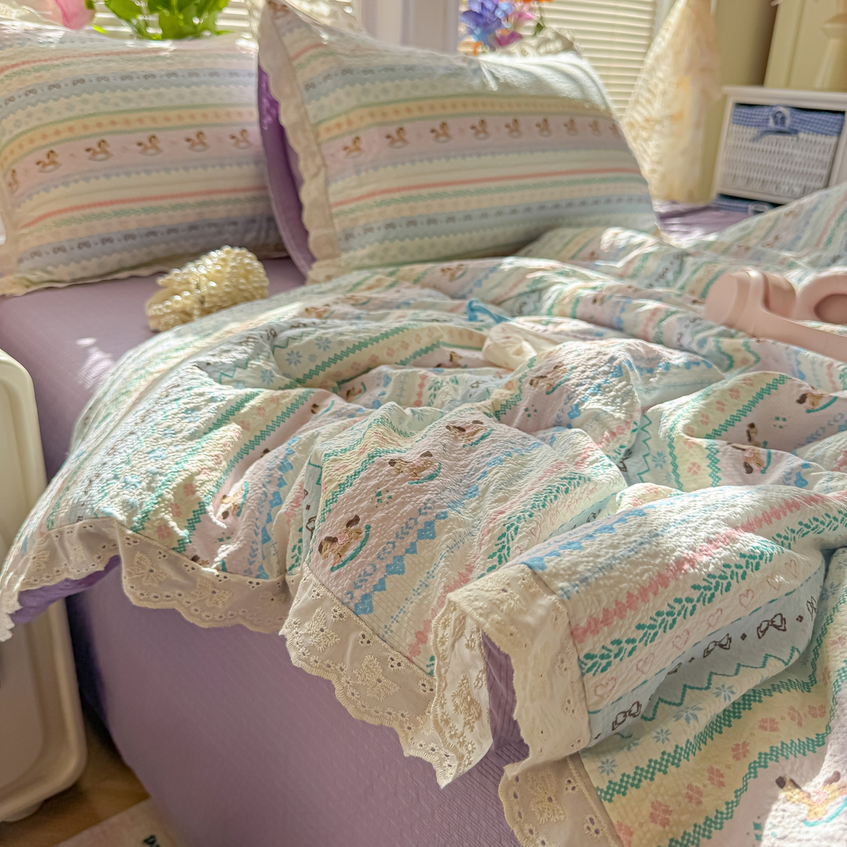 91家纺网 家纺一手货源 找家纺 玉海棠家纺 2026新款泡芙纱全棉纯棉蕾丝花边夏被-花笺系列（软乎乎的质感，治愈所有疲惫） 花笺-甜心木马卷