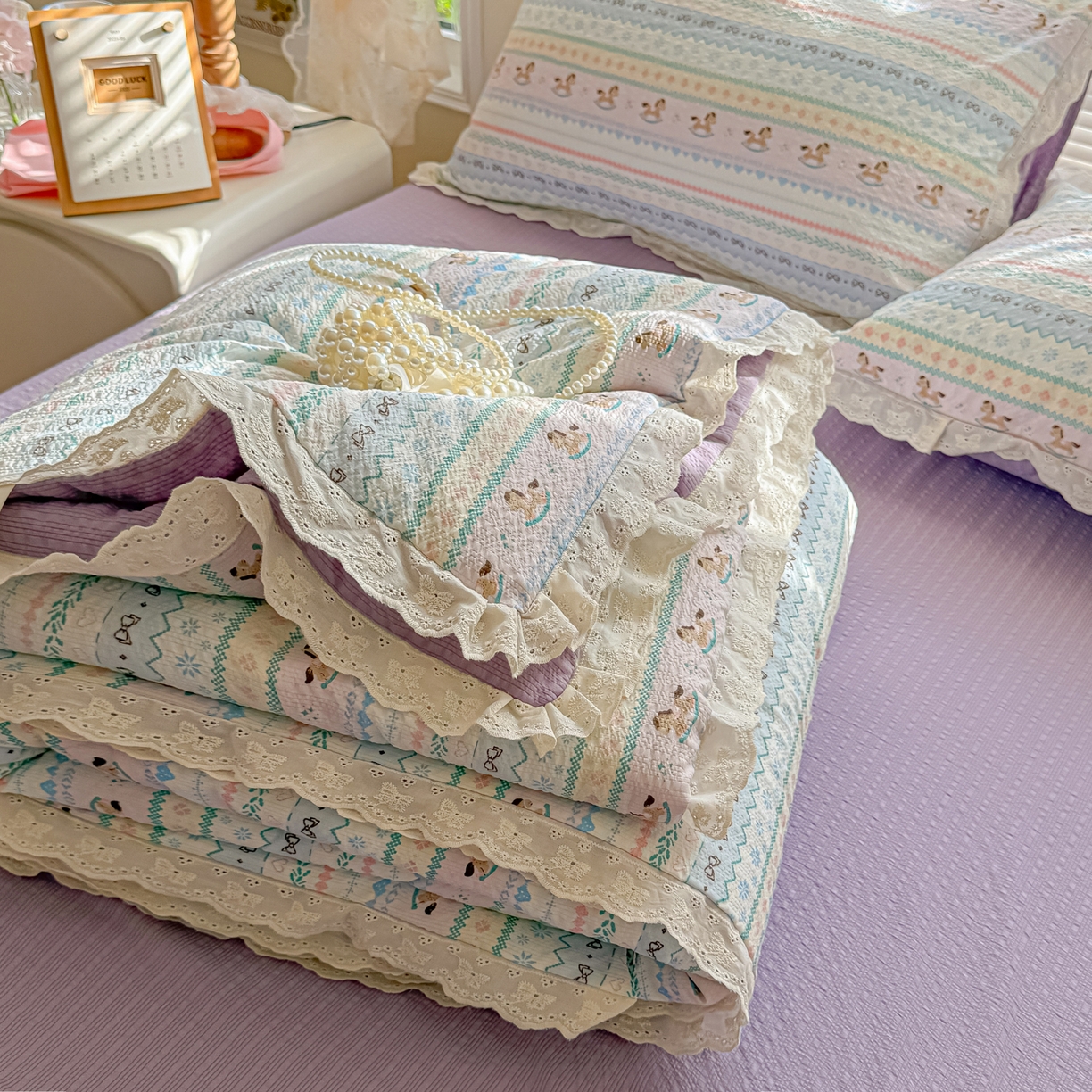 91家纺网 家纺一手货源 找家纺 玉海棠家纺 2026新款泡芙纱全棉纯棉蕾丝花边夏被-花笺系列（软乎乎的质感，治愈所有疲惫） 花笺-甜心木马卷