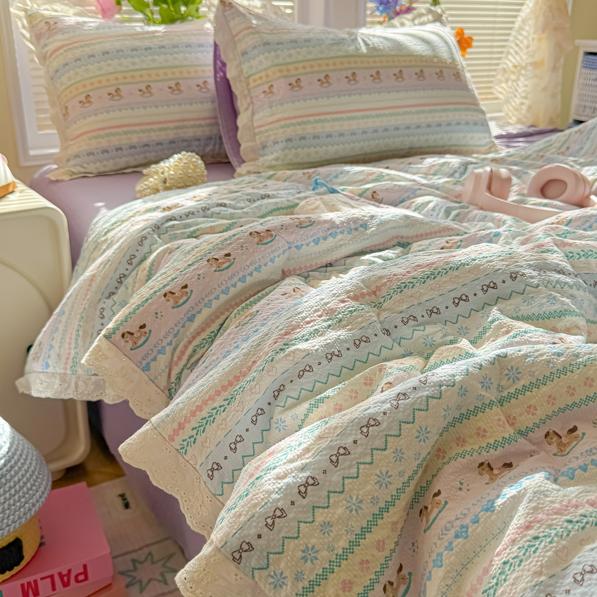 91家纺网 家纺一手货源 找家纺 玉海棠家纺 2026新款泡芙纱全棉纯棉蕾丝花边夏被-花笺系列（软乎乎的质感，治愈所有疲惫） 花笺-甜心木马卷