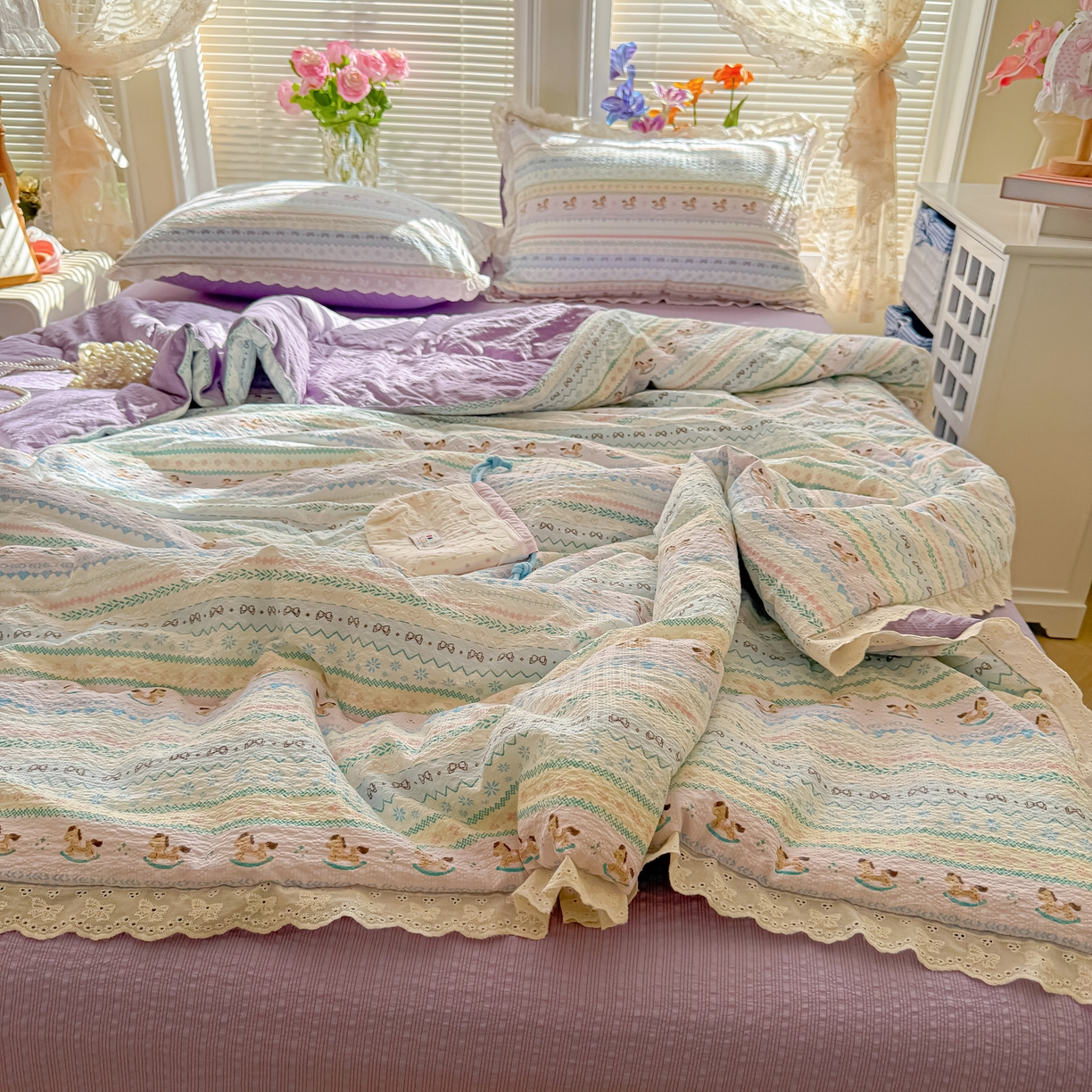 91家纺网 家纺一手货源 找家纺 玉海棠家纺 2026新款泡芙纱全棉纯棉蕾丝花边夏被-花笺系列（软乎乎的质感，治愈所有疲惫） 花笺-甜心木马卷