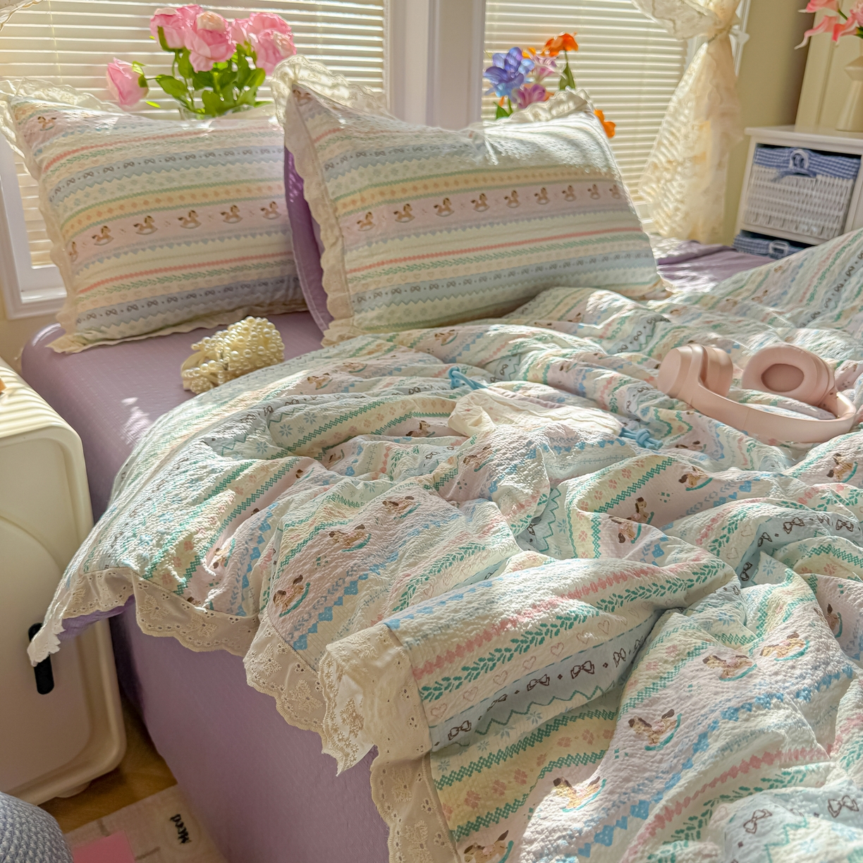 91家纺网 家纺一手货源 找家纺 玉海棠家纺 2026新款泡芙纱全棉纯棉蕾丝花边夏被-花笺系列（软乎乎的质感，治愈所有疲惫） 花笺-甜心木马卷