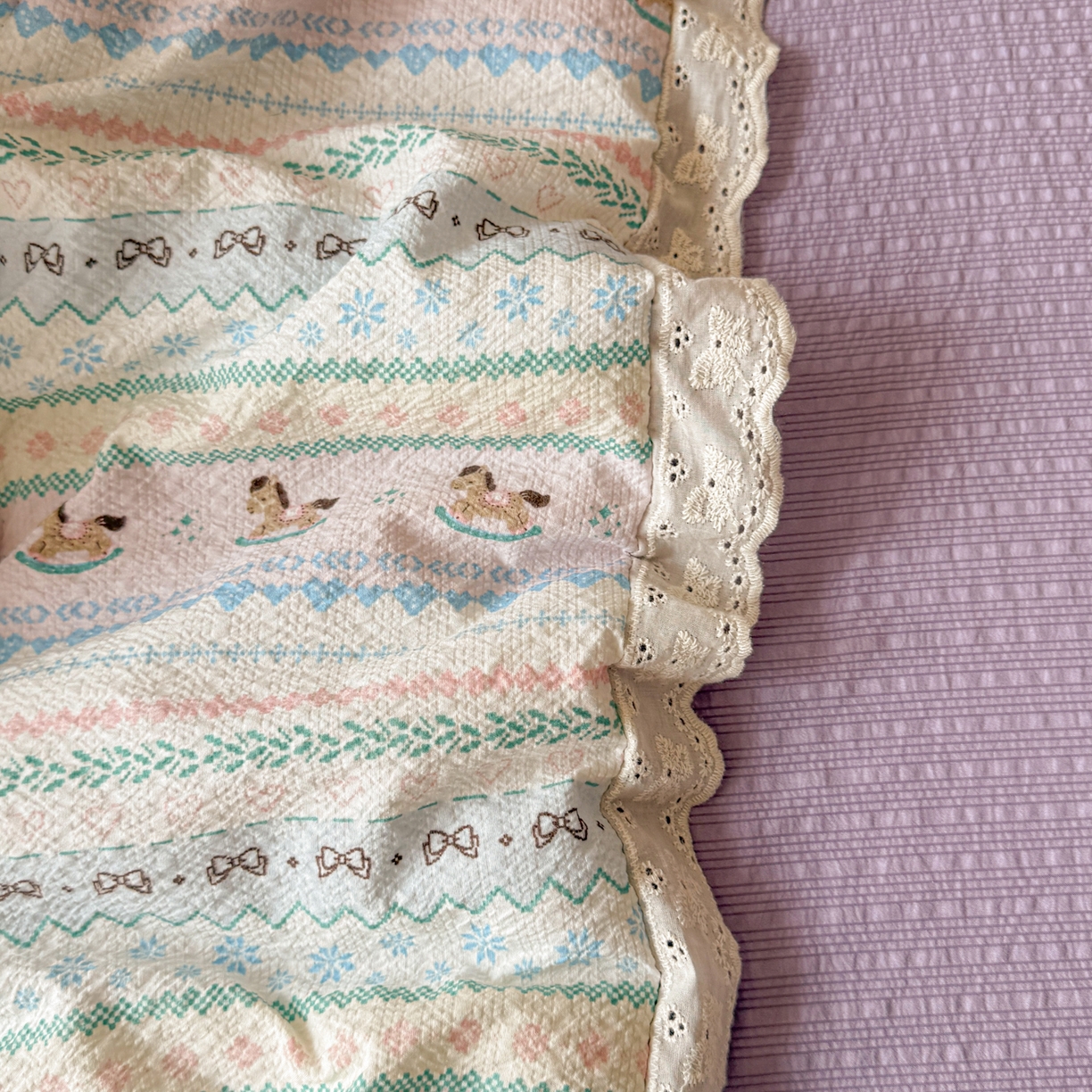 91家纺网 家纺一手货源 找家纺 玉海棠家纺 2026新款泡芙纱全棉纯棉蕾丝花边夏被-花笺系列（软乎乎的质感，治愈所有疲惫） 花笺-甜心木马卷