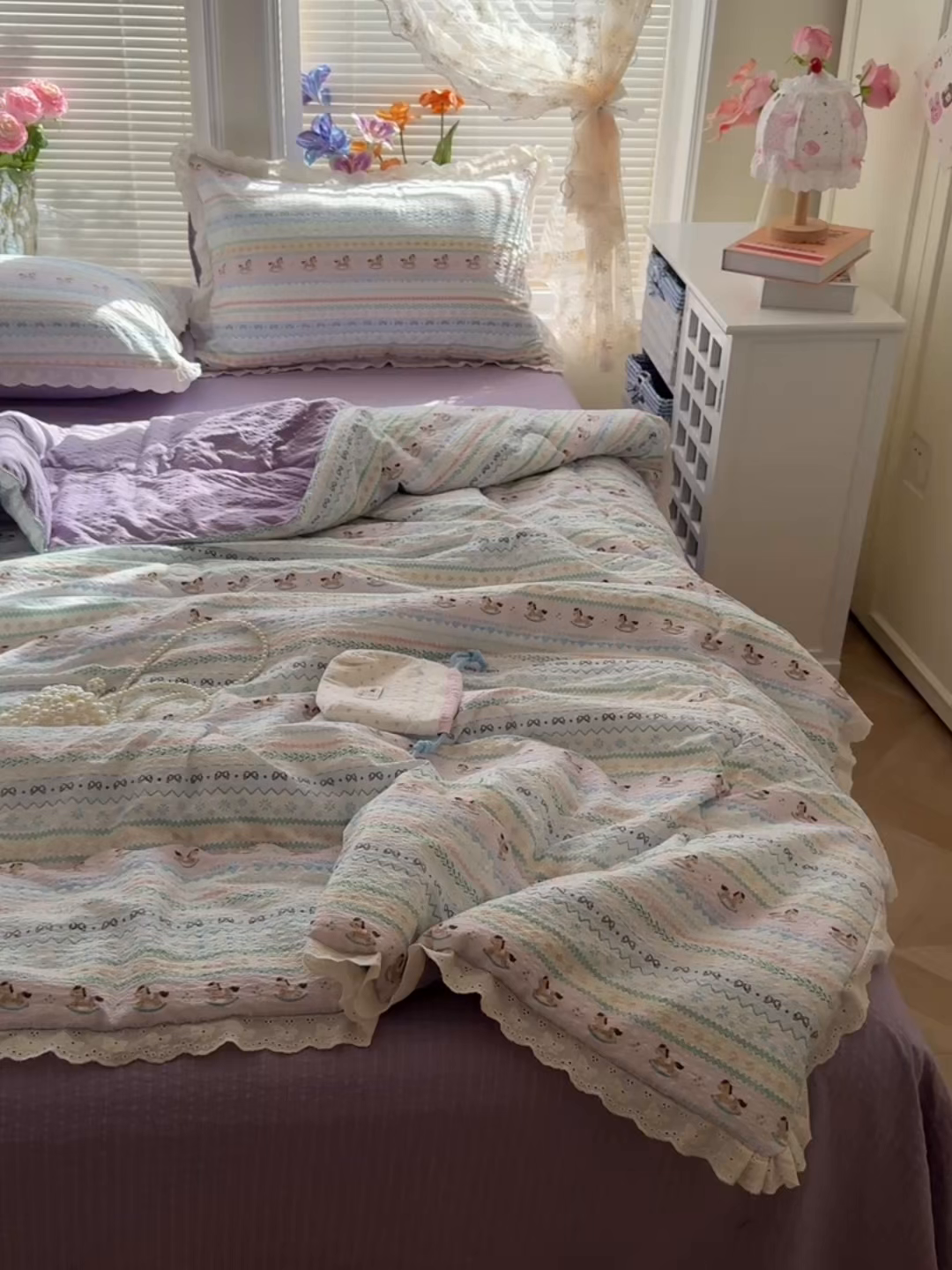 91家纺网 家纺一手货源 找家纺 玉海棠家纺 2026新款泡芙纱全棉纯棉蕾丝花边夏被-花笺系列（软乎乎的质感，治愈所有疲惫） 花笺-甜心木马卷