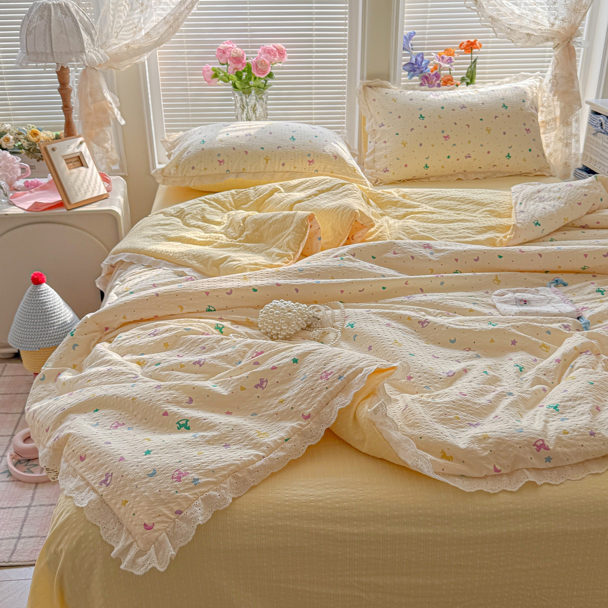 91家纺网 家纺一手货源 找家纺 玉海棠家纺 2026新款泡芙纱全棉纯棉蕾丝花边夏被-花笺系列（软乎乎的质感，治愈所有疲惫） 花笺-摇摇木马