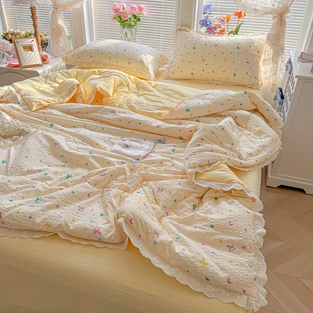 91家纺网 家纺一手货源 找家纺 玉海棠家纺 2026新款泡芙纱全棉纯棉蕾丝花边夏被-花笺系列（软乎乎的质感，治愈所有疲惫） 花笺-摇摇木马